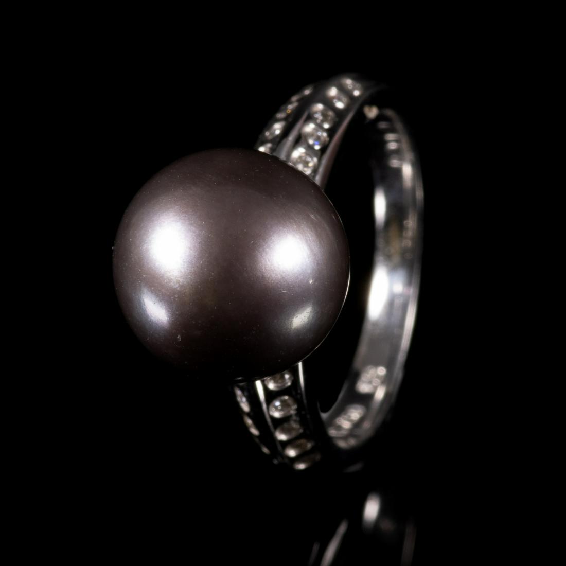 18 Kt. White Gold Tahiti Pearl & Diamond Ring: Please study all photographs carefully to get an accurate representation of the item. Please message us for information on dimensions/condition report. We offer in-house shipping internationally (US a