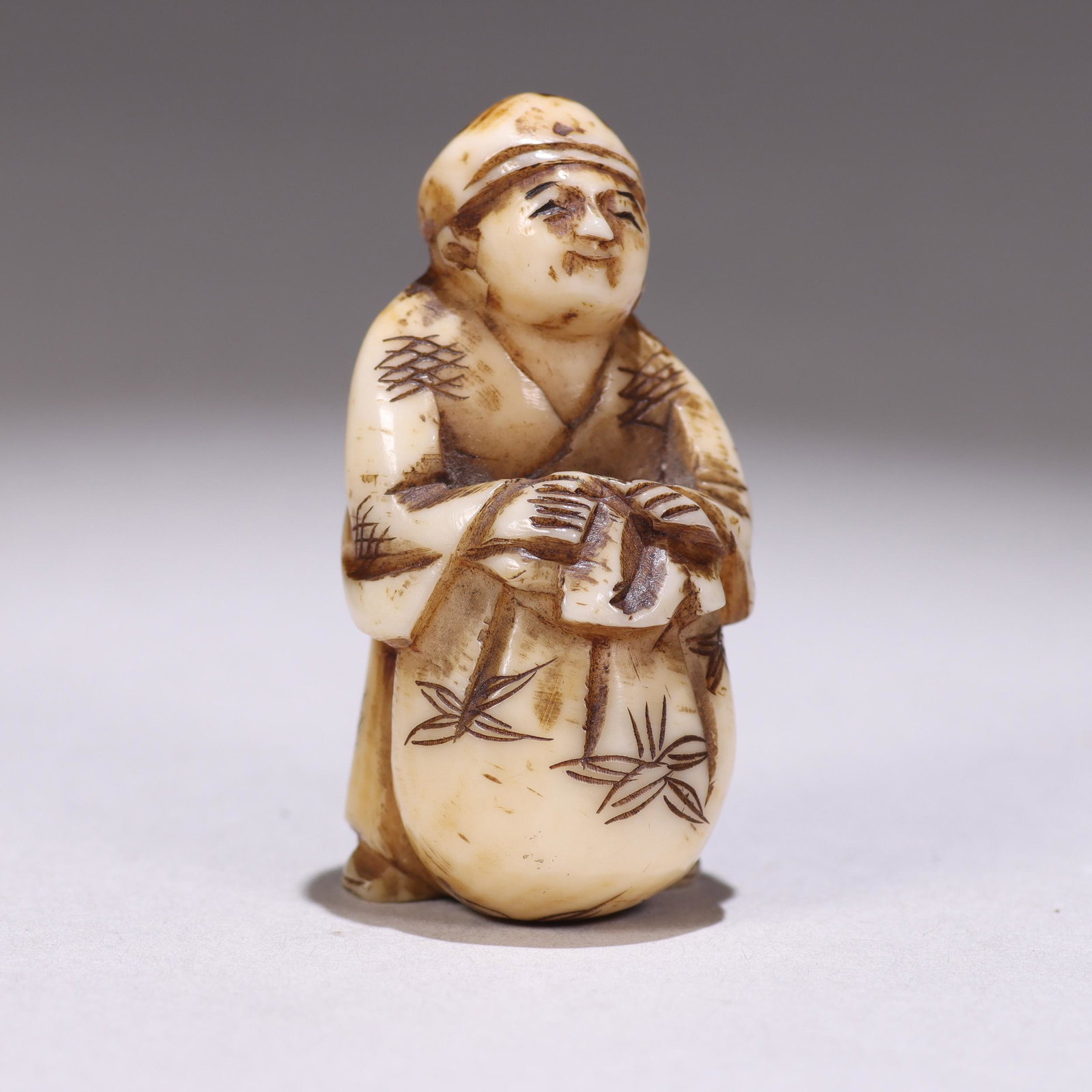 Japanese Edo Netsuke Figure: Please study all photographs carefully to get an accurate representation of the item. Please message us for information on dimensions/condition report. We offer in-house shipping internationally (US a
