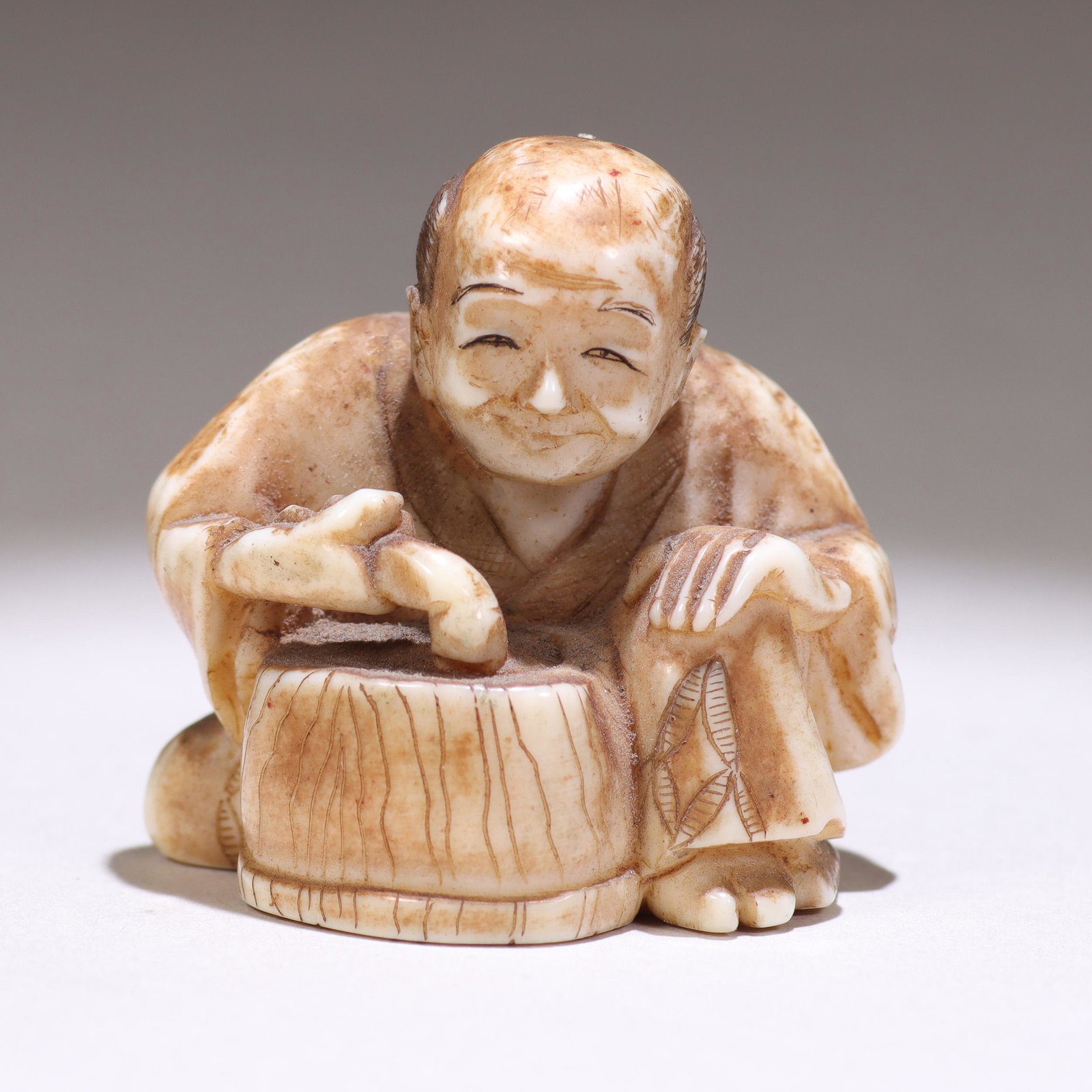 Japanese Signed Edo Netsuke Figure: Please study all photographs carefully to get an accurate representation of the item. Please message us for information on dimensions/condition report. We offer in-house shipping internationally (US a