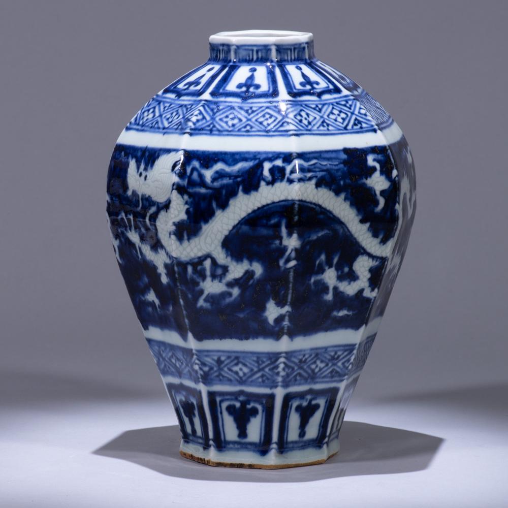 Chinese Ming Dynasty Blue & White Porcelain Dragon Vase: Please study all photographs carefully to get an accurate representation of the item. Please message us for information on dimensions/condition report. We offer in-house shipping internationally (US a