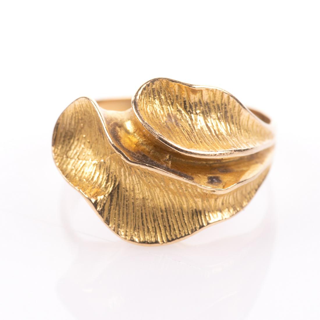 18 Kt Gold Designer Ring: Please study all photographs carefully to get an accurate representation of the item. Please message us for information on dimensions/condition report. We offer in-house shipping internationally (US a