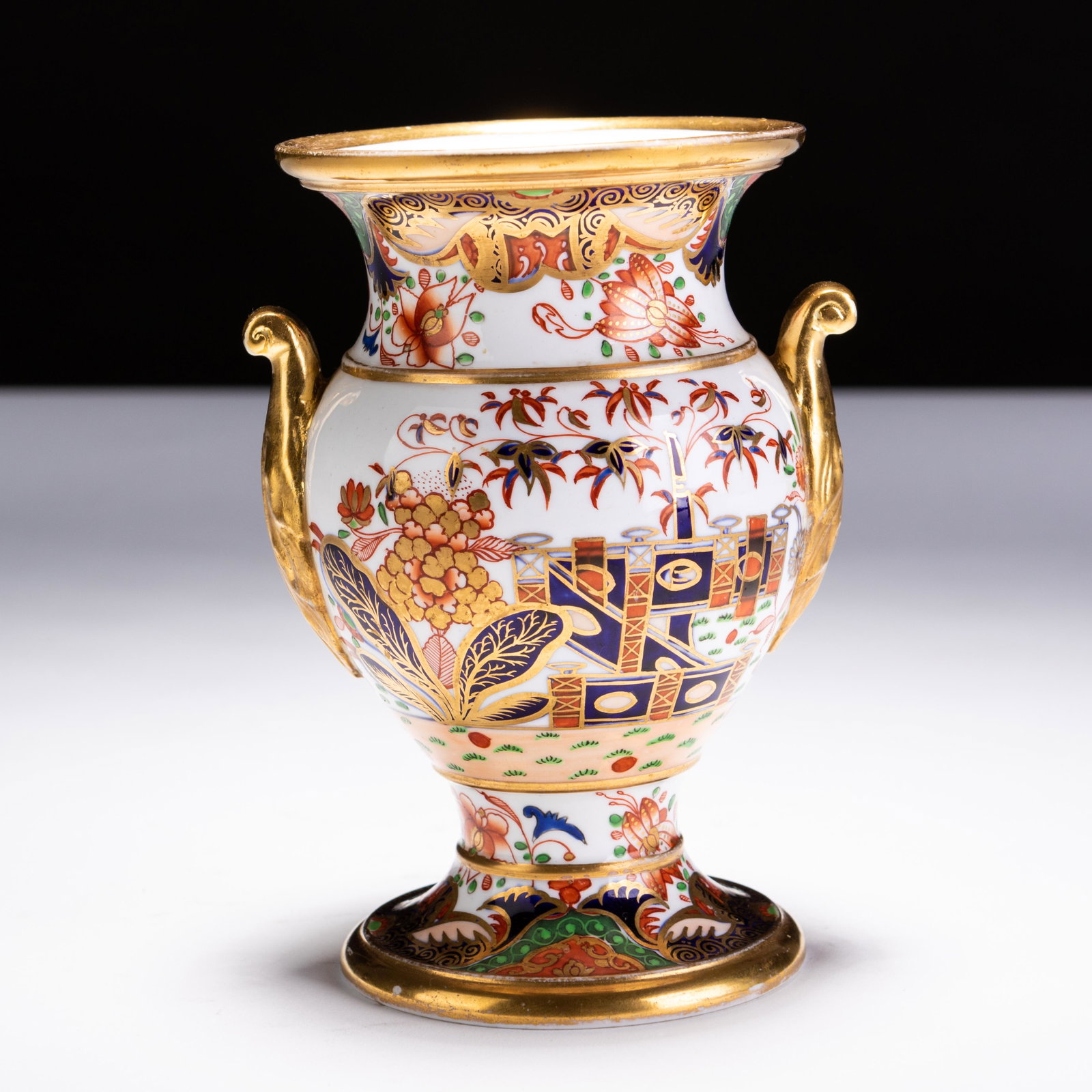 Georgian Spode Porcelain Imari Vase Pattern 967 ca. 1810: MEASURING APPROX 13.5CM TALL X 10.5CM. Please follow us on Instagram to stay updated with our current and future auctions: @albinus_auctions. Study all photographs carefully to get an accurate represe