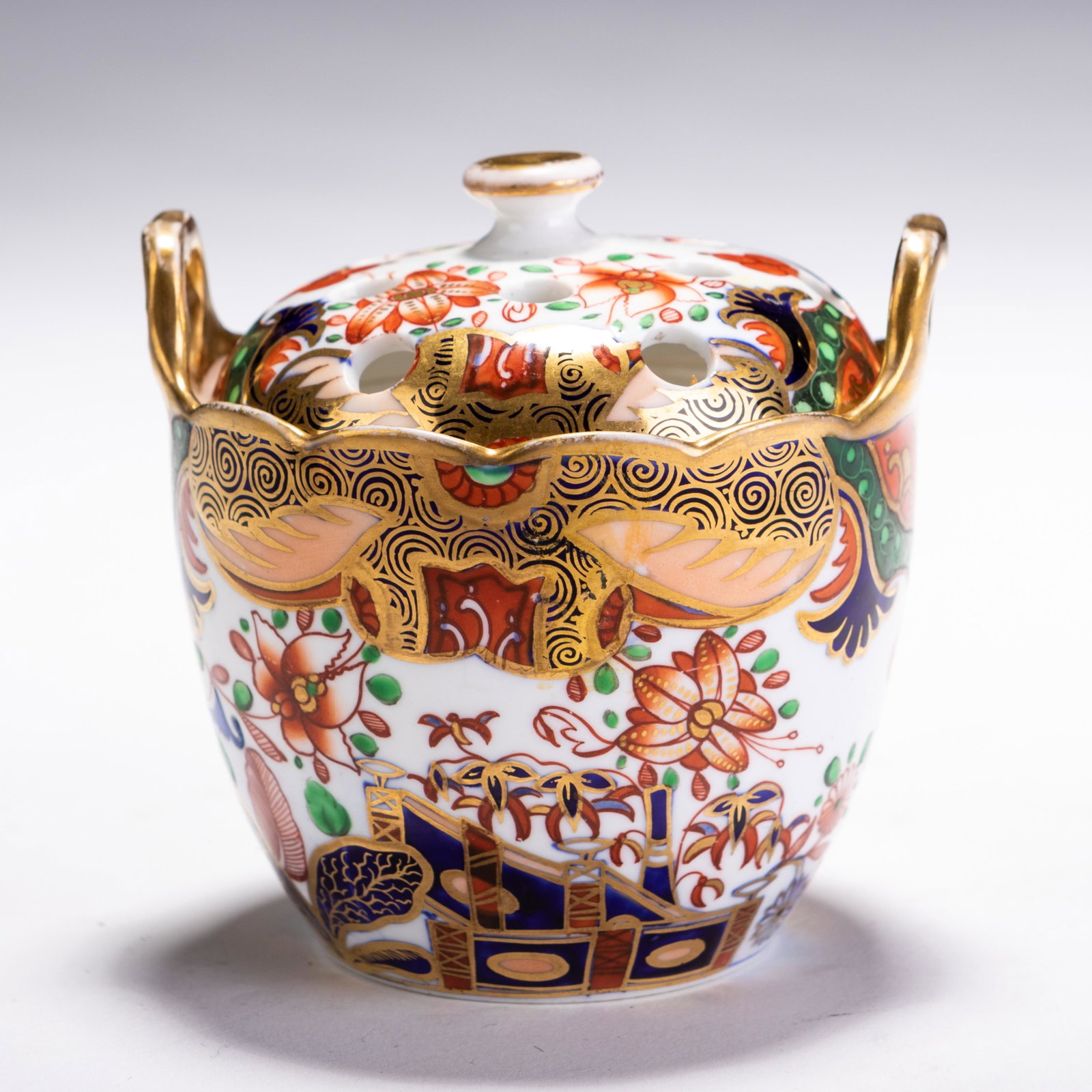 Georgian Spode Imari Porcelain Custard Cup: MEASURING APPROX 7.5 X 7 X 7CM. Please follow us on Instagram to stay updated with our current and future auctions: @albinus_auctions. Study all photographs carefully to get an accurate representation
