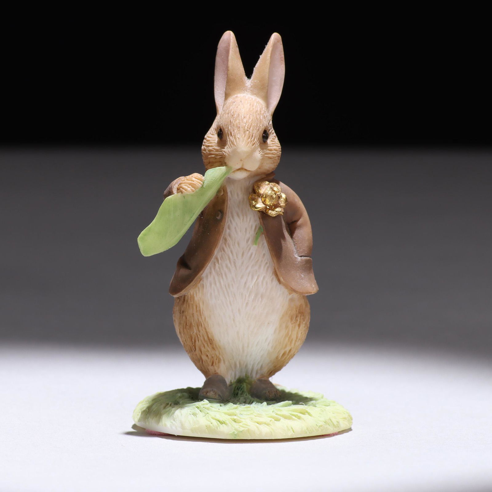 Peter Rabbit Beatrix Potter Sculpture Limited Edition: Approx 7cm high.