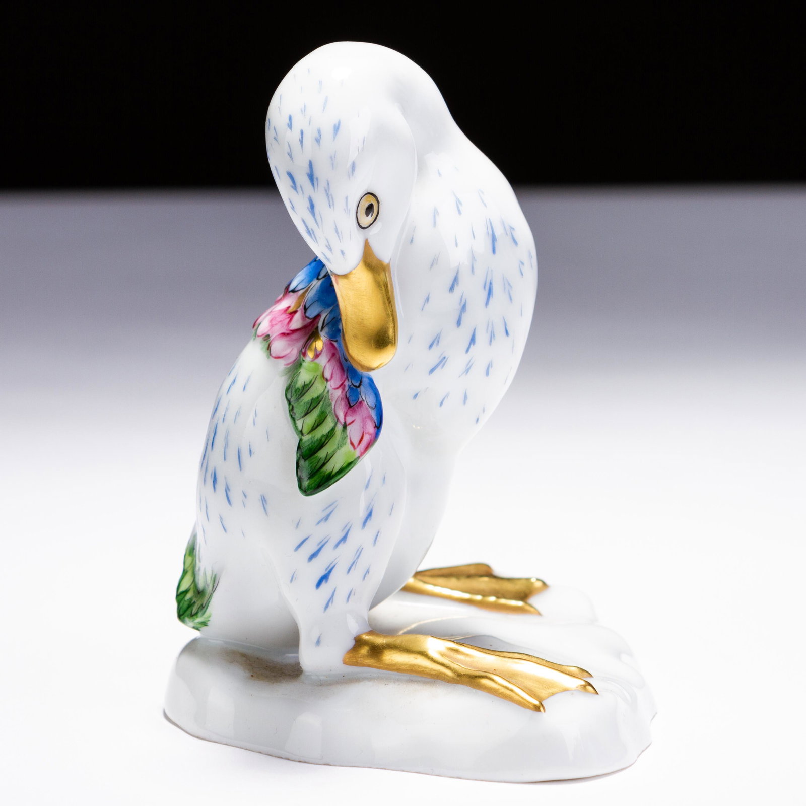 24 KT Gold Porcelain Herend Style Portugese Swan Figure: MEASURING APPROX 8.5 X 10.5CM HIGH. Please follow us on Instagram to stay updated with our current and future auctions: @albinus_auctions. Study all photographs carefully to get an accurate representa