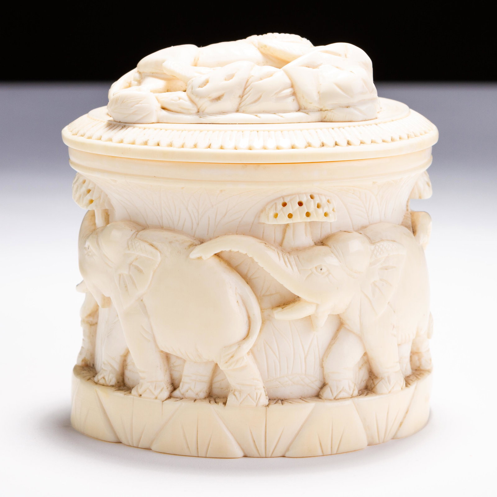 Indian Lidded Carved Elephant & Lion Box ca. 1890: MEASURING APPROX 9.3 X 7.6 X 10CM HIGH. Please follow us on Instagram to stay updated with our current and future auctions: @albinus_auctions. Study all photographs carefully to get an accurate repres