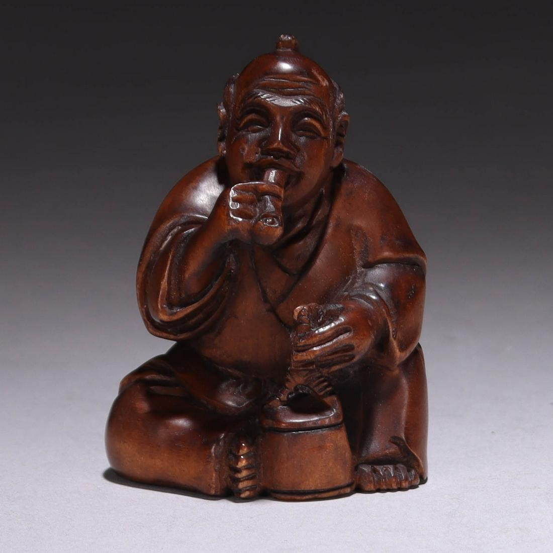 Japanese Signed Boxwood Netsuke of Man Smoking: MEASURING APPROX 4.5CM HIGH X 3.5CM. Please study all photographs carefully to get an accurate representation of the item. Please message us for information on dimensions/condition report. We offer in