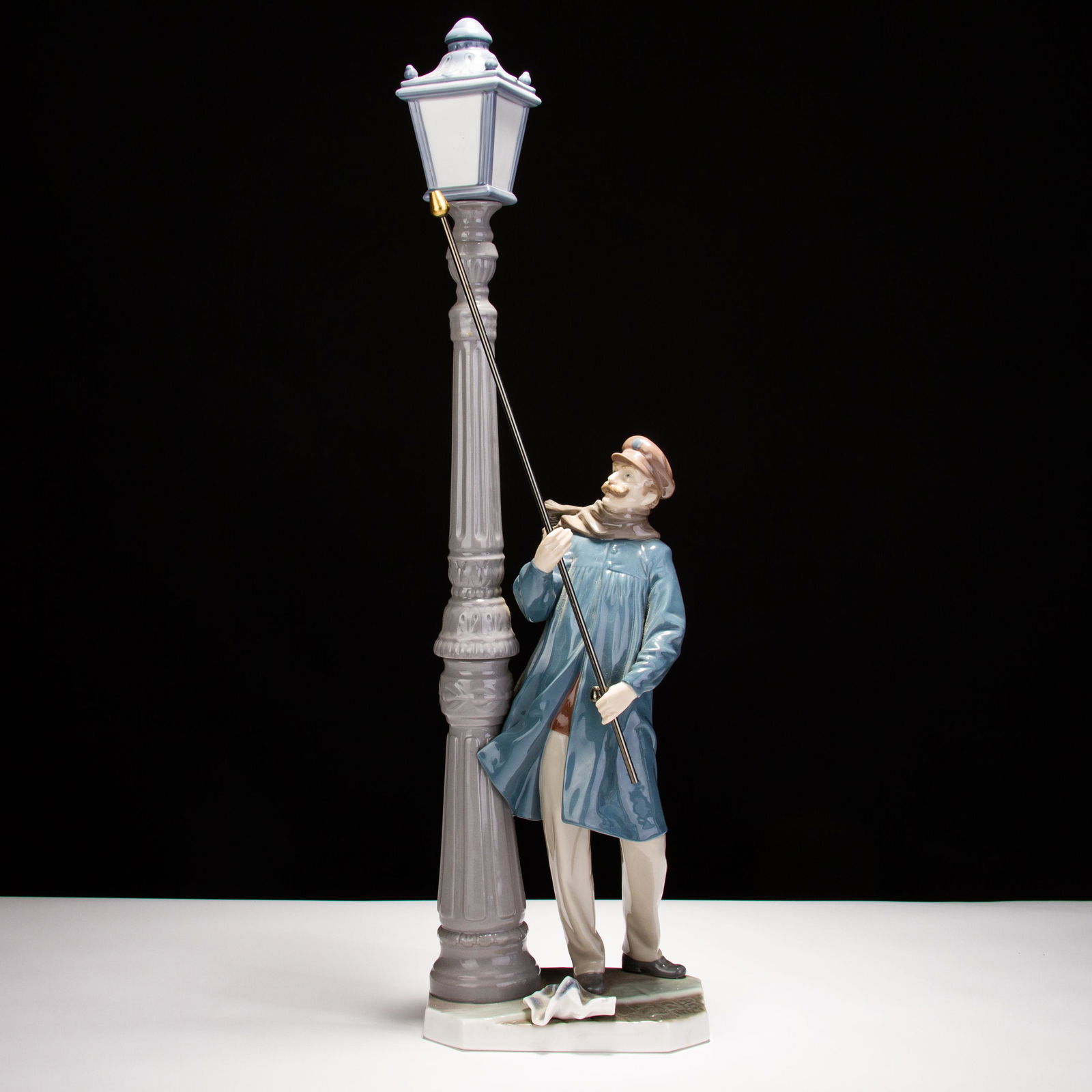 Lladro Fine Porcelain Figure Lamplighter 5205 (1 of 5)