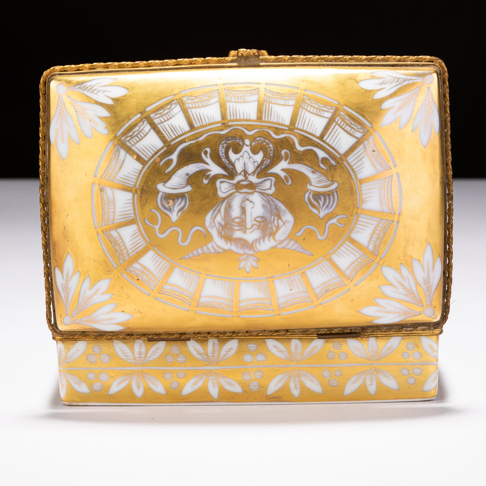 For Tiffany & Co Gilt Porcelain Neoclassical Box from Limoges: MEASURES APPROX 13.5 X 9.5 X 4.5CM. Please follow us on Instagram to stay updated with our current and future auctions: @albinus_auctions. Study all photographs carefully to get an accurate representa