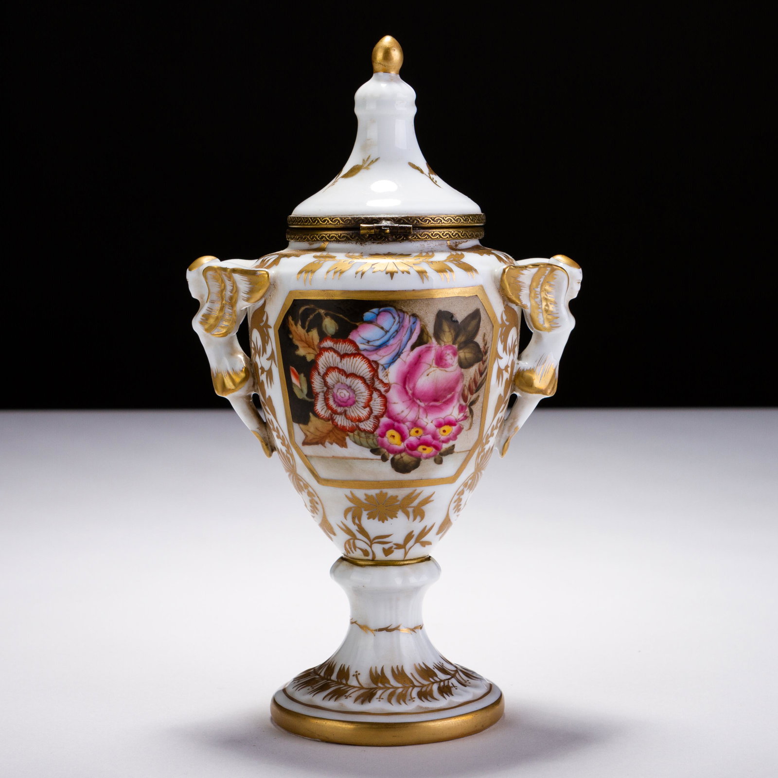 Neoclassical 24 KT Gold Porcelain Secret Compartment Vase: MEASURING APPROX 19CM HIGH X 11CM. Please follow us on Instagram to stay updated with our current and future auctions: @albinus_auctions. Study all photographs carefully to get an accurate representat