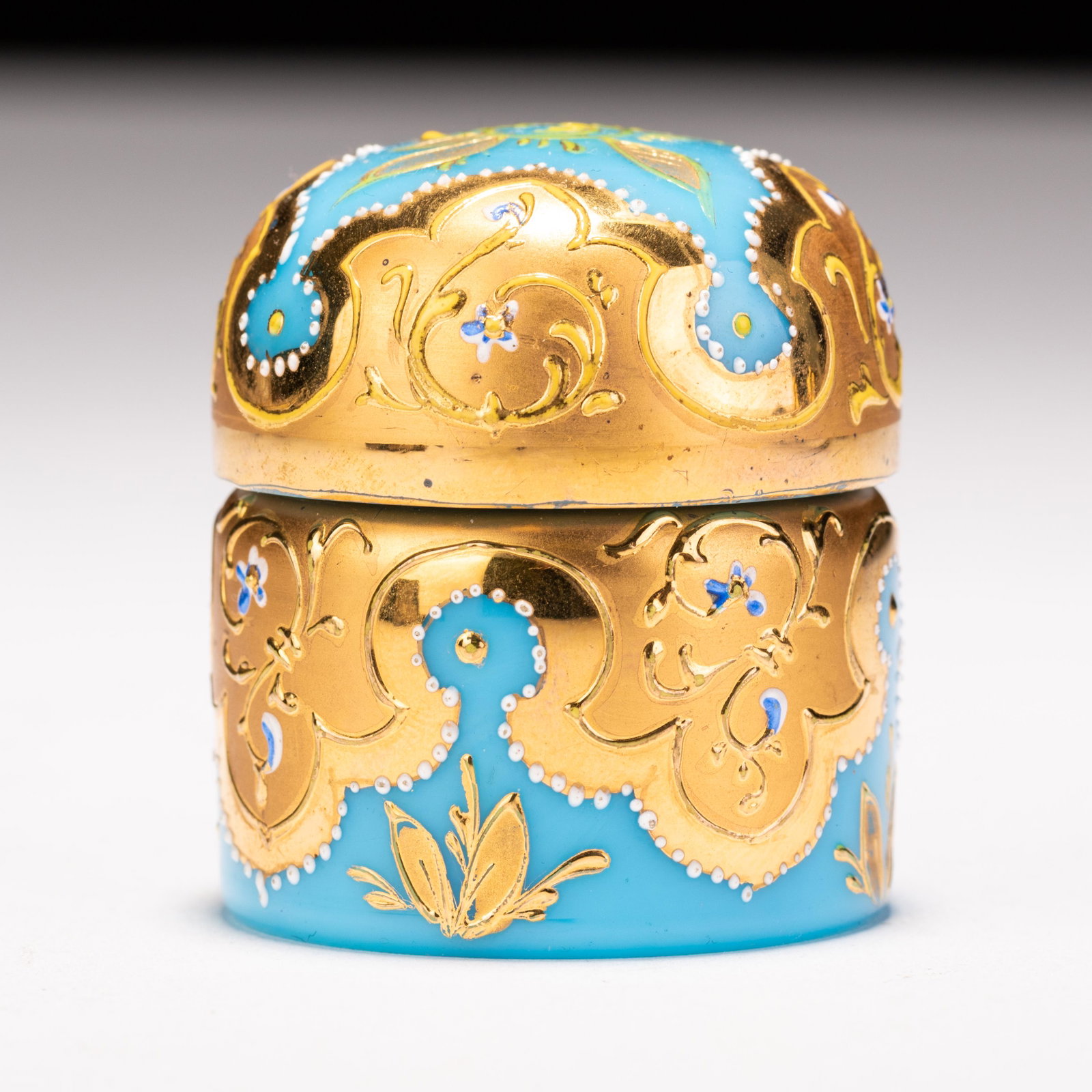 Murano Venetian 24 KT Gold Enamel Trinket Box: MEASURING APPROX 4.5CM HIGH X 4CM. Please follow us on Instagram to stay updated with our current and future auctions: @albinus_auctions. Study all photographs carefully to get an accurate representat