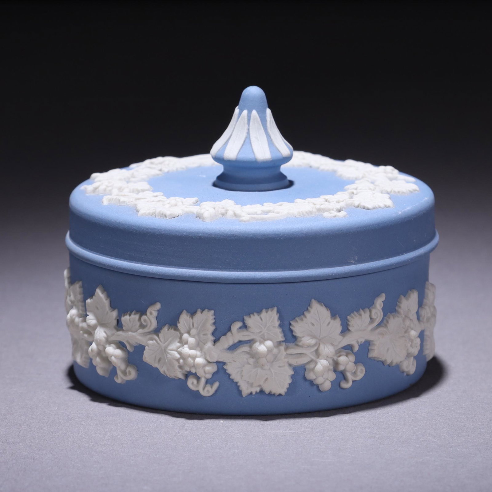 Wedgwood Jasperware Neoclassical Trinket Box: MEASURING APPROX 5.5 X 7.5CM. Please carefully study all photographs to get an accurate idea of the object. In good condition, as seen. Shipping is in-house and we ship internationally to US and rest