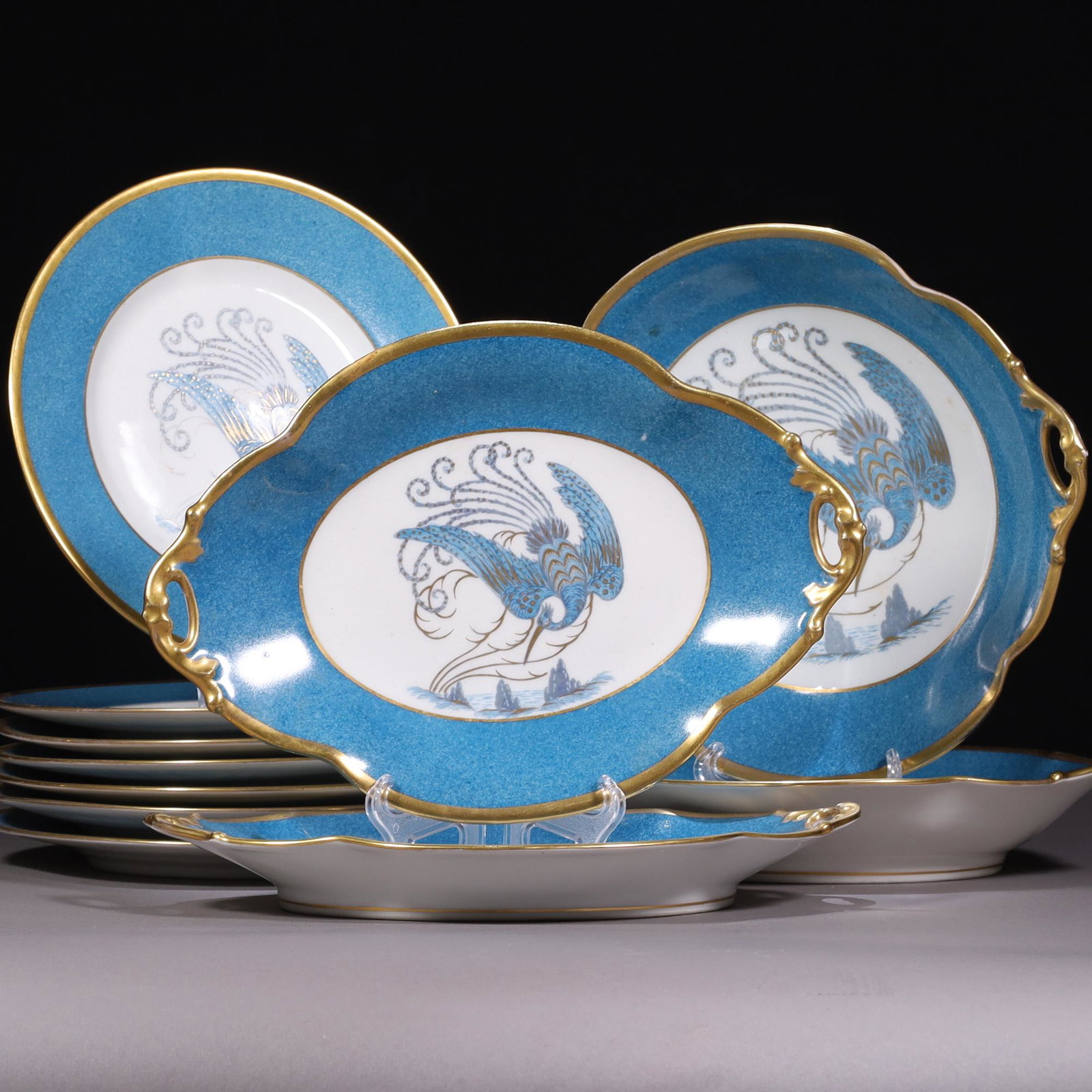 Bernardaud B&C Limoges Fine Porcelain Service: PLATES MEASURING 28 X 19.5 TWO OVALS; TWO MEDIUM SIZED 26 X 23.5CM; SEVEN CIRCULAR PLATES 22CM DIAMETER. Please carefully study all photographs to get an accurate idea of the object. In good condition