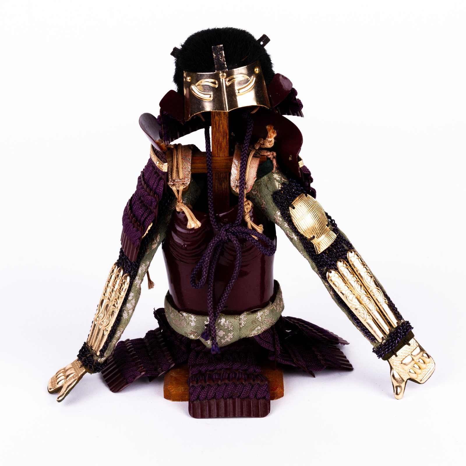 Miniature Japanese Samurai Armor Kabuto Gusoku: DIMENSIONS APPROX 11x11x21CM. Please carefully study all photographs to get an accurate idea of the object. In good condition, as seen. Shipping is in-house and we ship internationally to US and rest