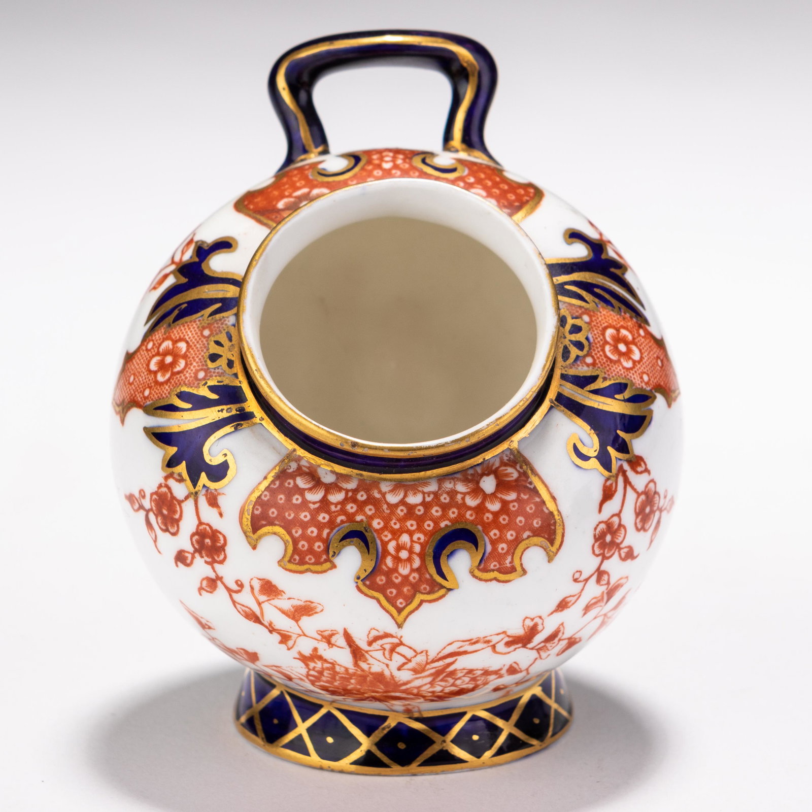 Royal Crown Derby Imari Porcelain Salt Cellar: MEASURING APPROX 7 X 9CM HIGH. Please follow us on Instagram to stay updated with our current and future auctions: @albinus_auctions. Study all photographs carefully to get an accurate representation