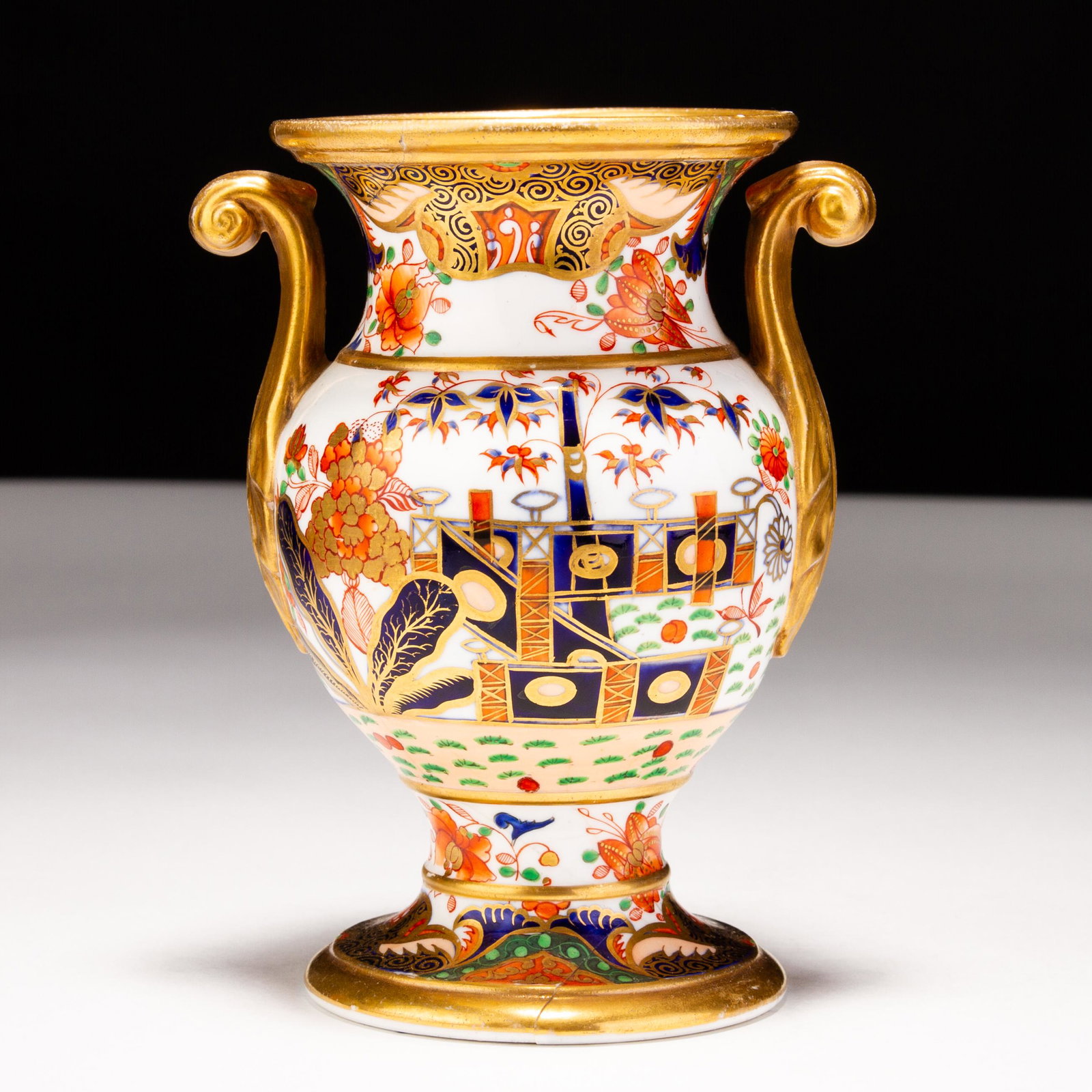 Spode Porcelain Imari Georgian Vase ca. 1825: MEASURES APPROX 10.5 X 13.5CM HIGH. Please follow us on Instagram to stay updated with our current and future auctions: @albinus_auctions. Study all photographs carefully to get an accurate representa