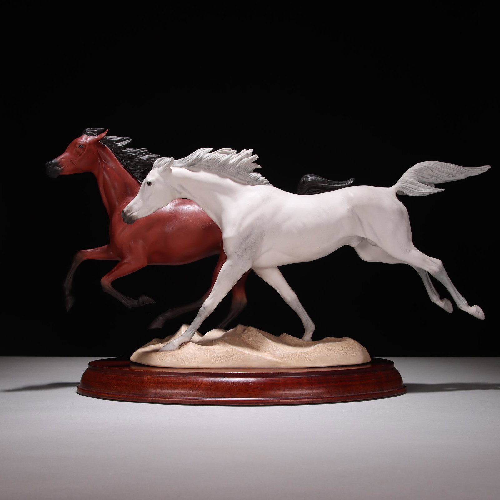 Franklin Mint Signed Horses Sculpture Figure: MEASURING APPROX 43 X 27CM. Please study all photographs carefully to get an accurate representation of the item. We offer in-house shipping internationally (US and rest of the world. Dispatched from 