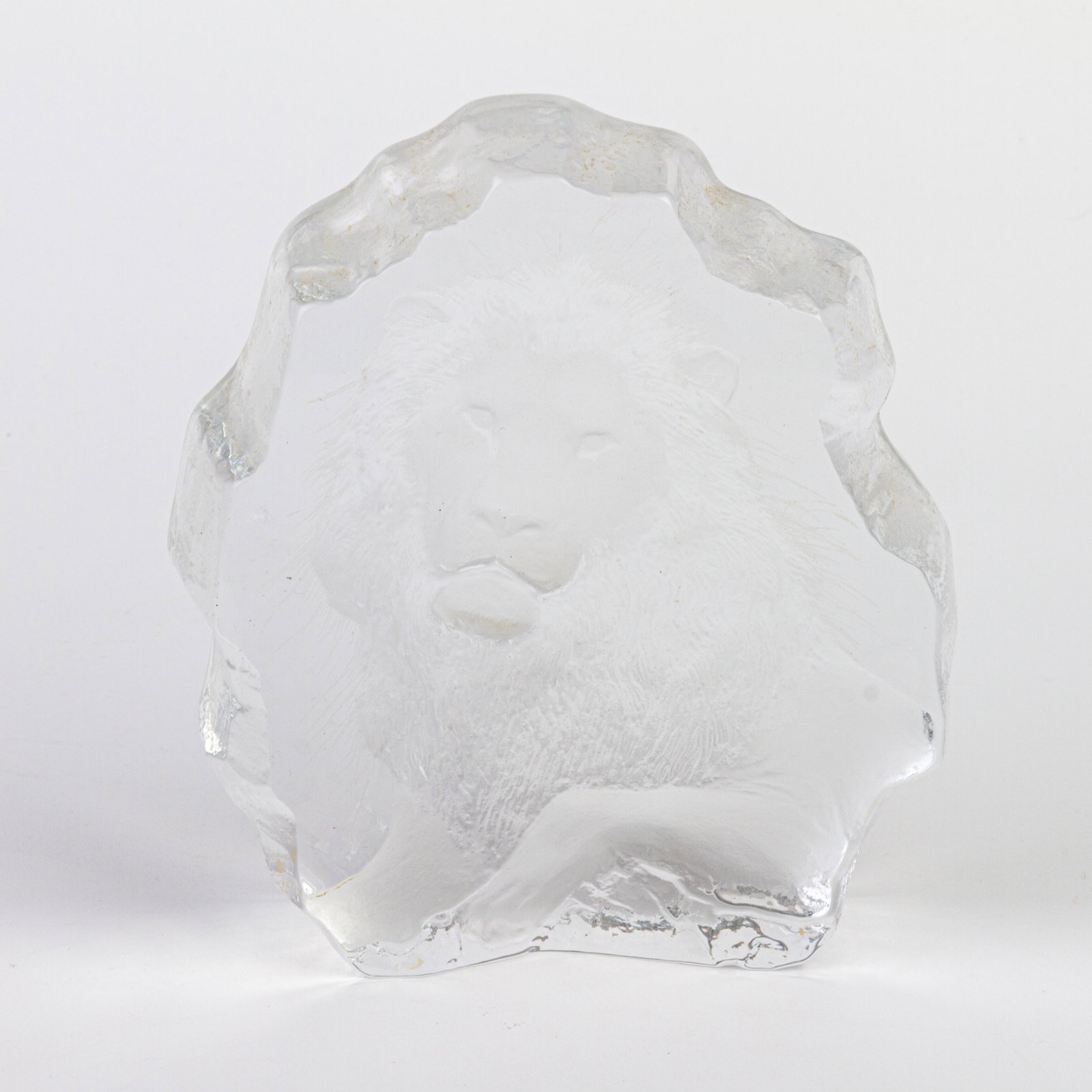 Intaglio Signed Glass Lion Sculpture: DIMENSIONS APPROX 15x17x4CM. Please carefully study all photographs to get an accurate idea of the object. In good condition, as seen. Shipping is in-house and we ship internationally to US and rest o