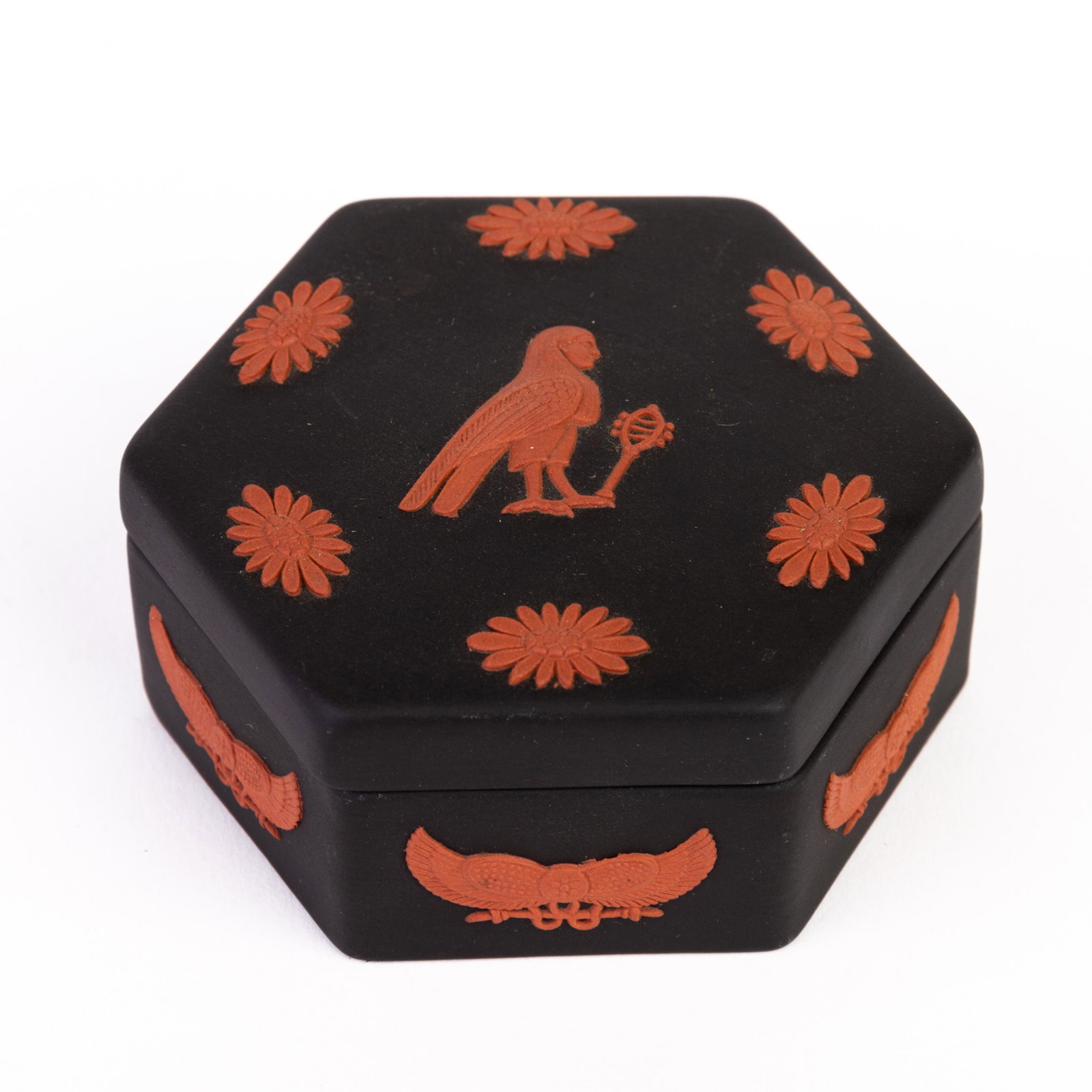 Wedgwood Egyptian Terracotta on Black Basalt Horus Box: DIMENSIONS APPROX 7.5x7.5x4CM. Please carefully study all photographs to get an accurate idea of the object. In good condition, as seen. Shipping is in-house and we ship internationally to US and rest