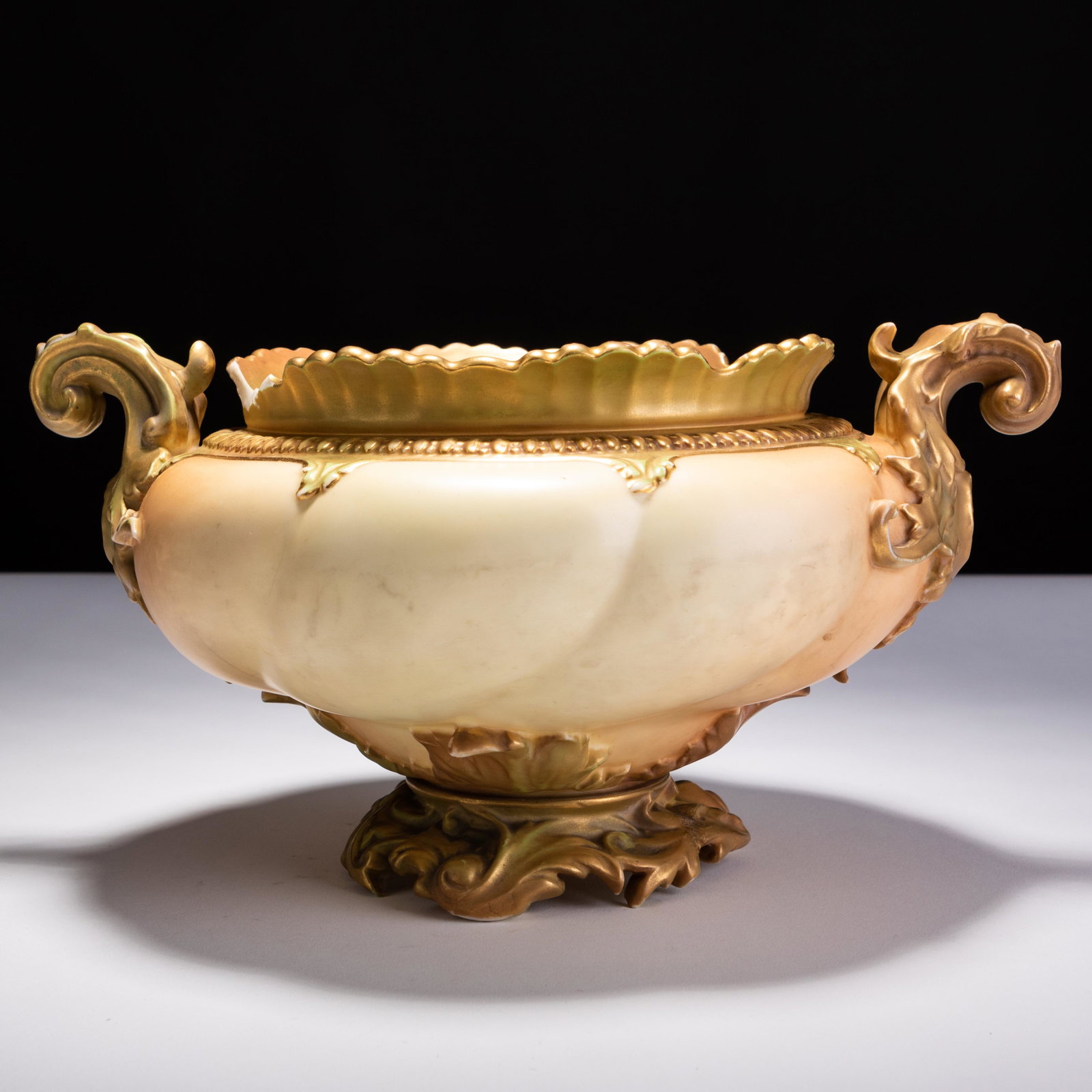 Royal Worcester Art Nouveau Blush Porcelain Tureen: MEASURING APPROX 31 X 23.5 X 16CM TALL. Please follow us on Instagram to stay updated with our current and future auctions: @albinus_auctions. Study all photographs carefully to get an accurate repres