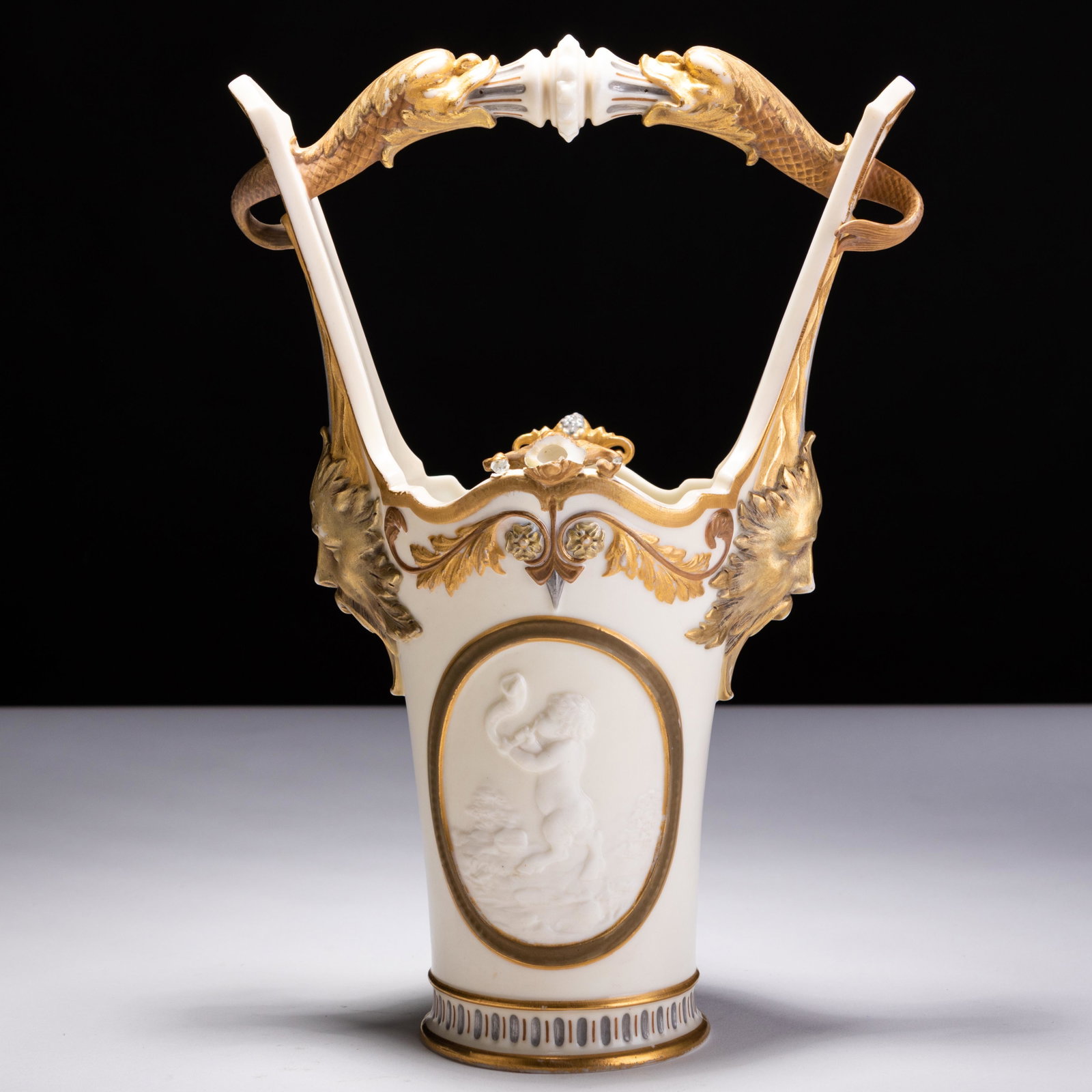 Royal Worcester Exceptional Bas Relief Porcelain Vase: MEASURING APPROX 26.5 X 18 X 11.5CM. Please follow us on Instagram to stay updated with our current and future auctions: @albinus_auctions. Study all photographs carefully to get an accurate represent