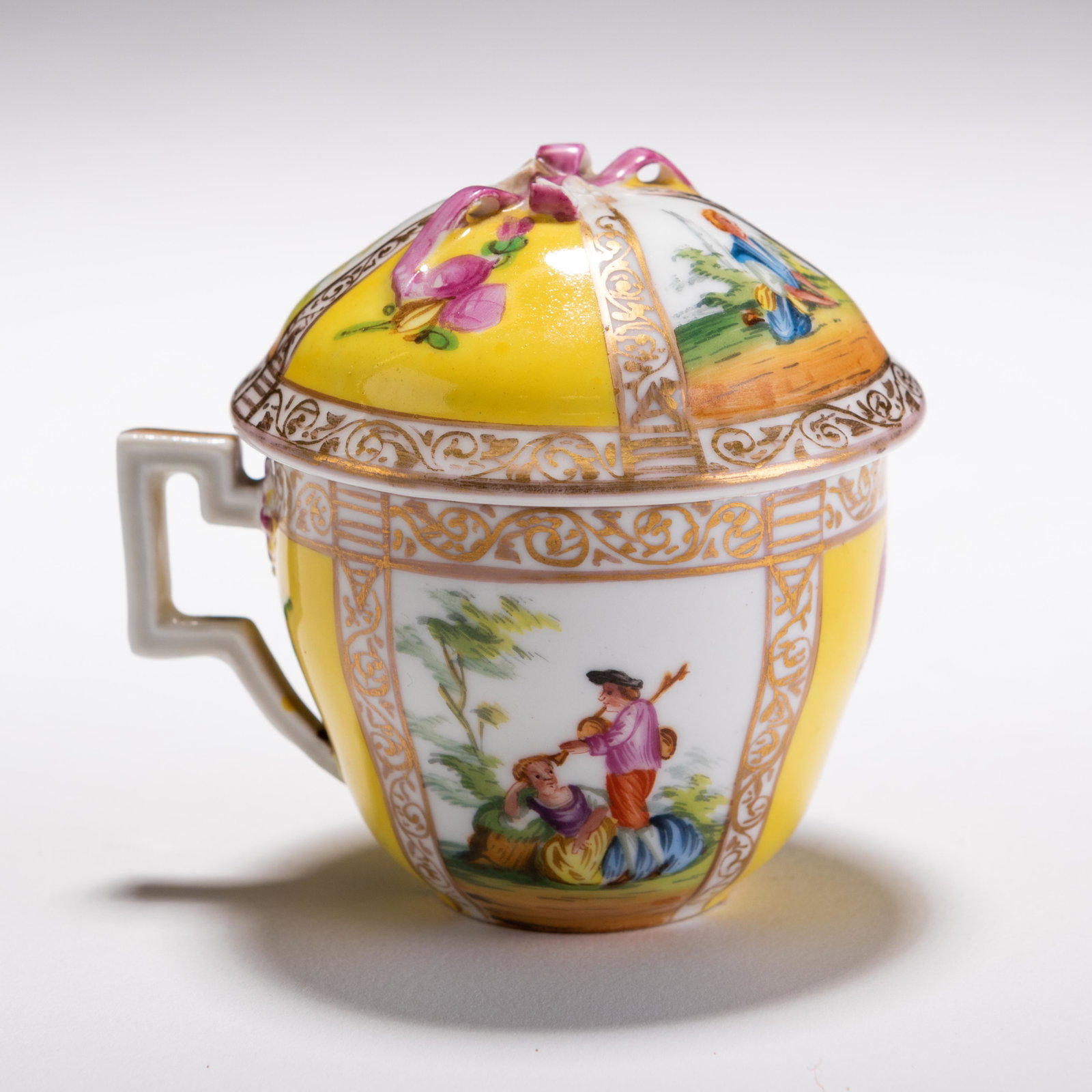 Meissen Augustus Rex Yellow Ground Porcelain Custard Cup: MEASURING APPROX 6.7CM X 6CM TALL. Please follow us on Instagram to stay updated with our current and future auctions: @albinus_auctions. Study all photographs carefully to get an accurate representat