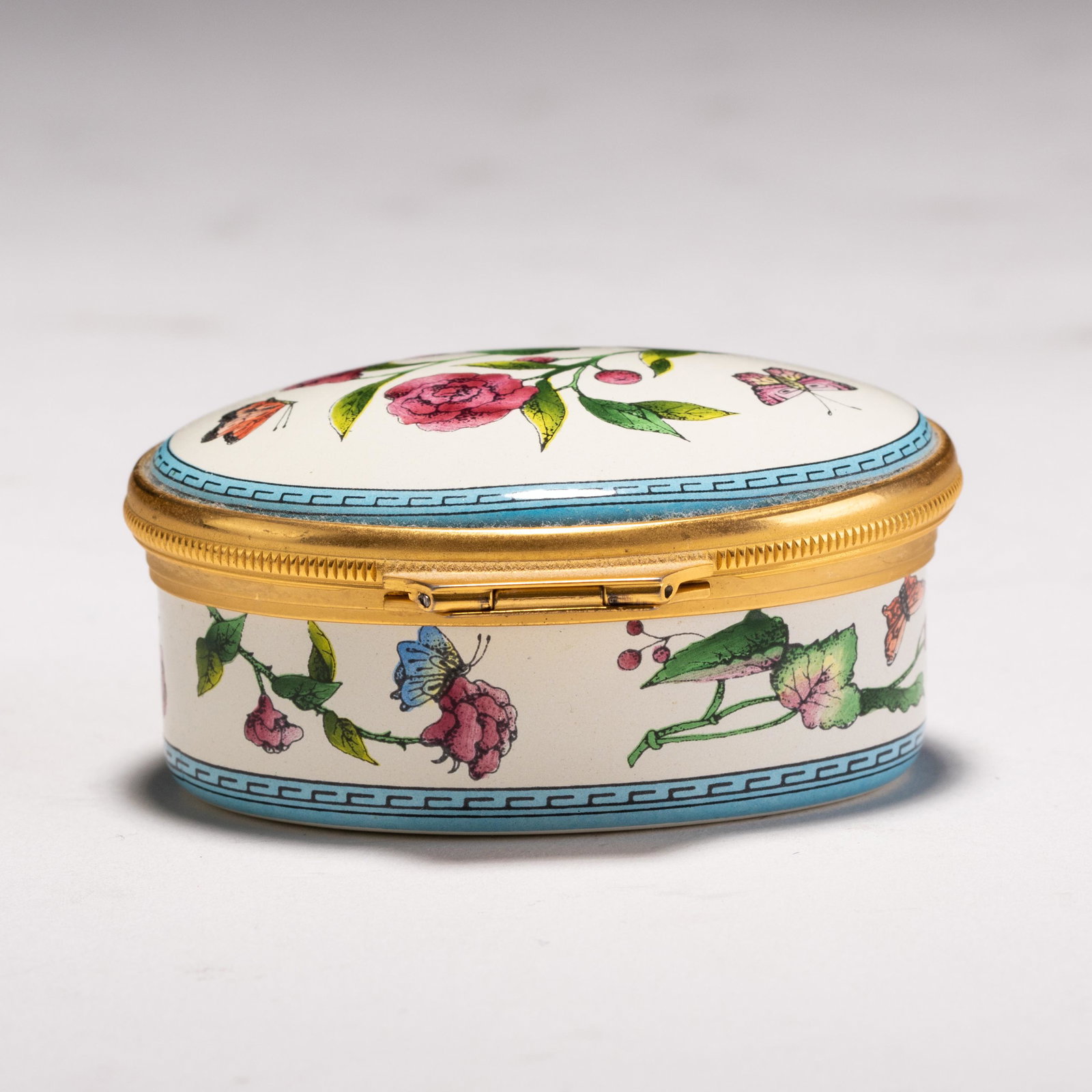 Fine Enamel Porcelain Pillbox by Halcyon Days: MEASURING APPROX 5.5 X 4.5 X 2.6CM. Please follow us on Instagram to stay updated with our current and future auctions: @albinus_auctions. Study all photographs carefully to get an accurate representa