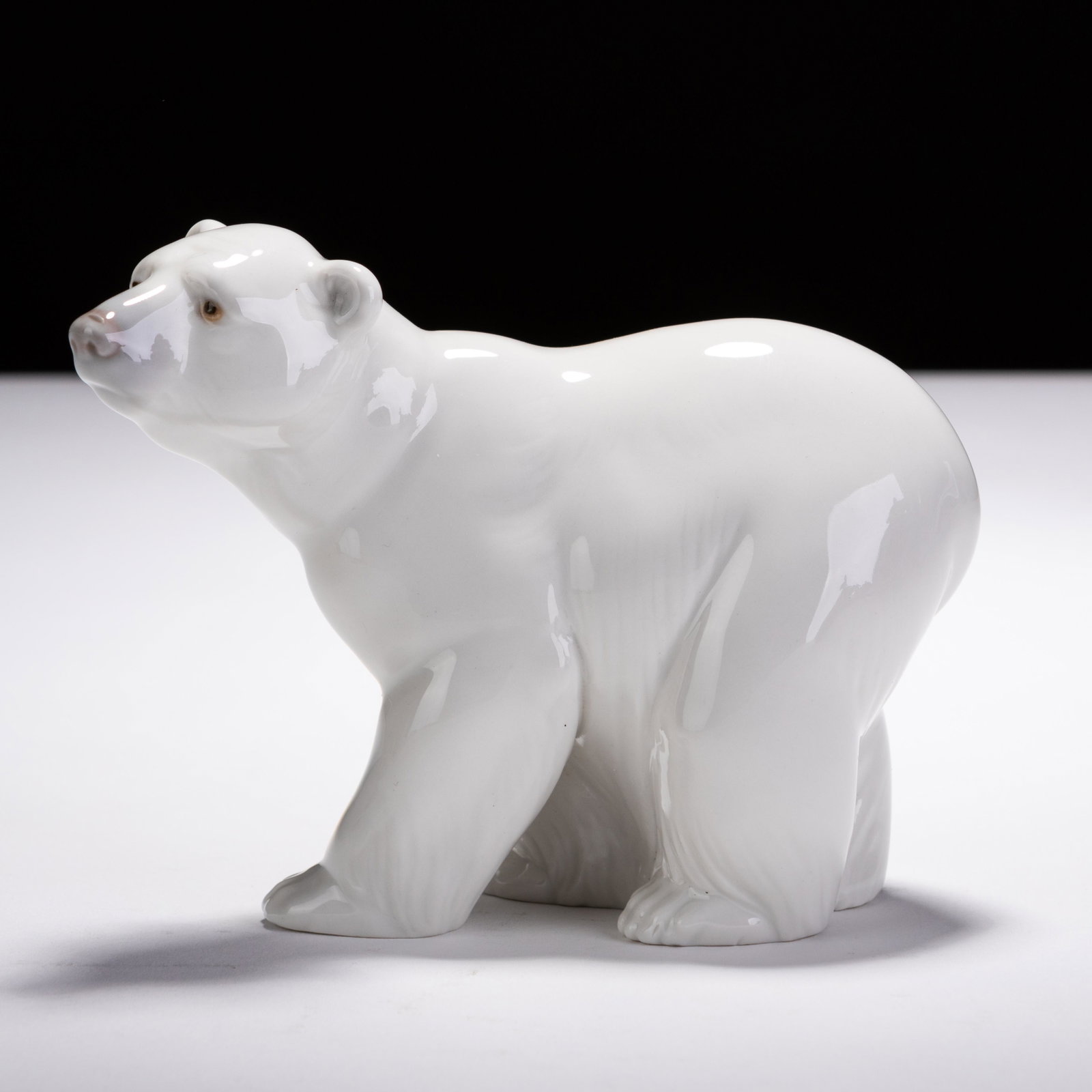 Lladro Fine Porcelain Polar Bear Figure: MEASURING APPROX 12.5 X 10CM HIGH. Please follow us on Instagram to stay updated with our current and future auctions: @albinus_auctions. Study all photographs carefully to get an accurate representat