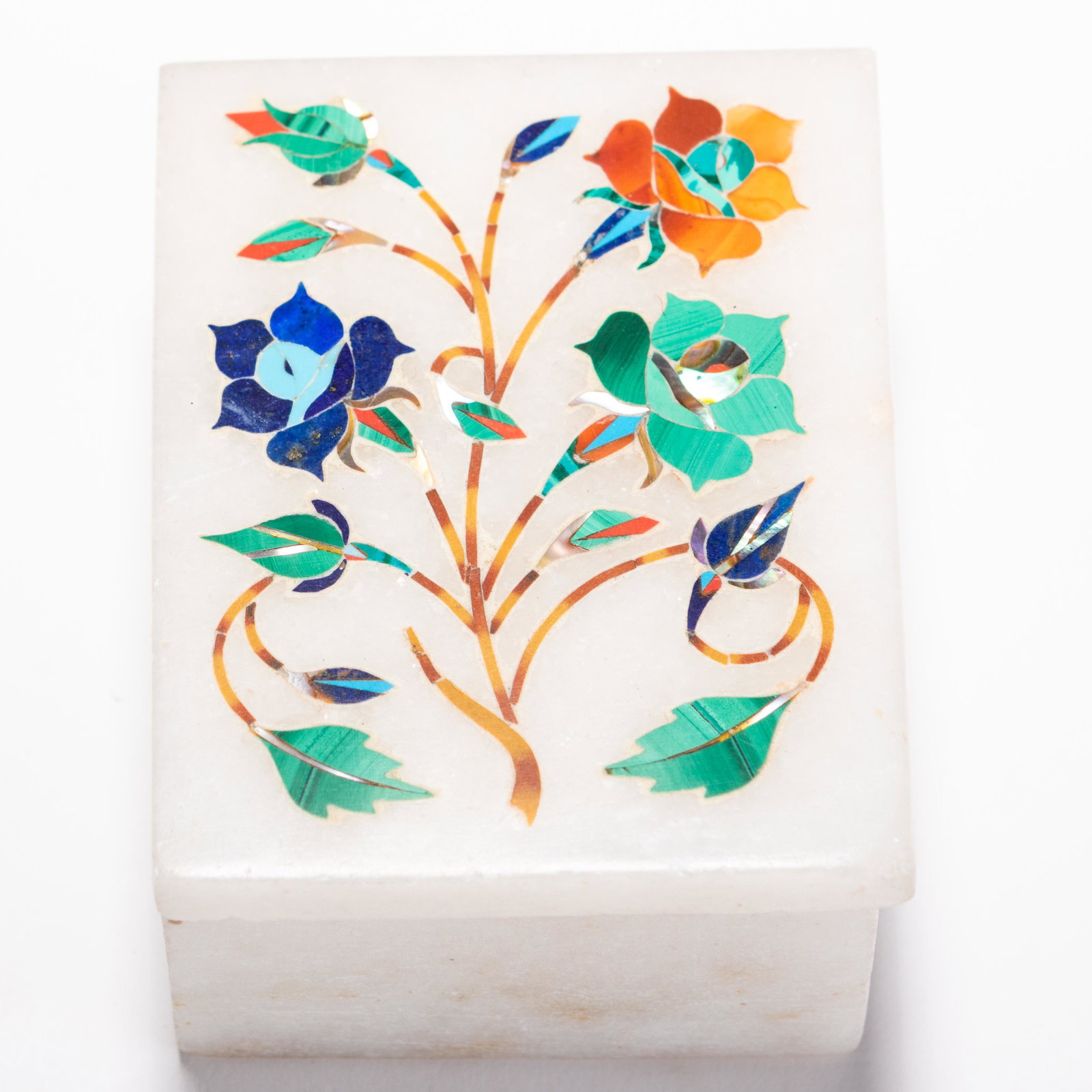 Mughal Pietra Dura White Marble Floral Trinket Box: MEASURING APPROX 6 X 5.5 X 3.5CM. Please follow us on Instagram to stay updated with our current and future auctions: @albinus_auctions. Study all photographs carefully to get an accurate representati