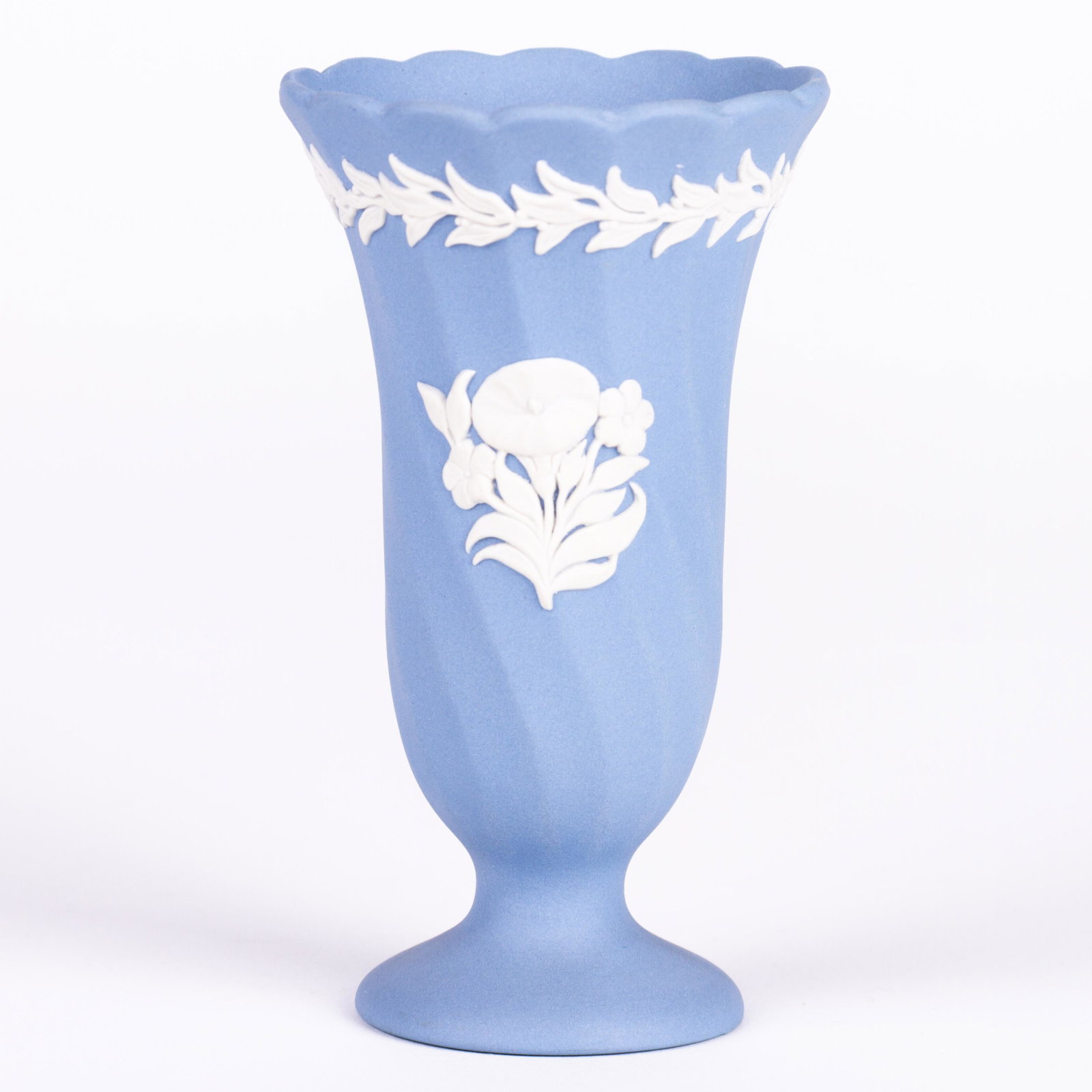 Wedgwood Jasperware Neoclassical Spill Vase: DIMENSIONS APPROX 6x6x10.5CM. Please carefully study all photographs to get an accurate idea of the object. In good condition, as seen. Shipping is in-house and we ship internationally to US and rest