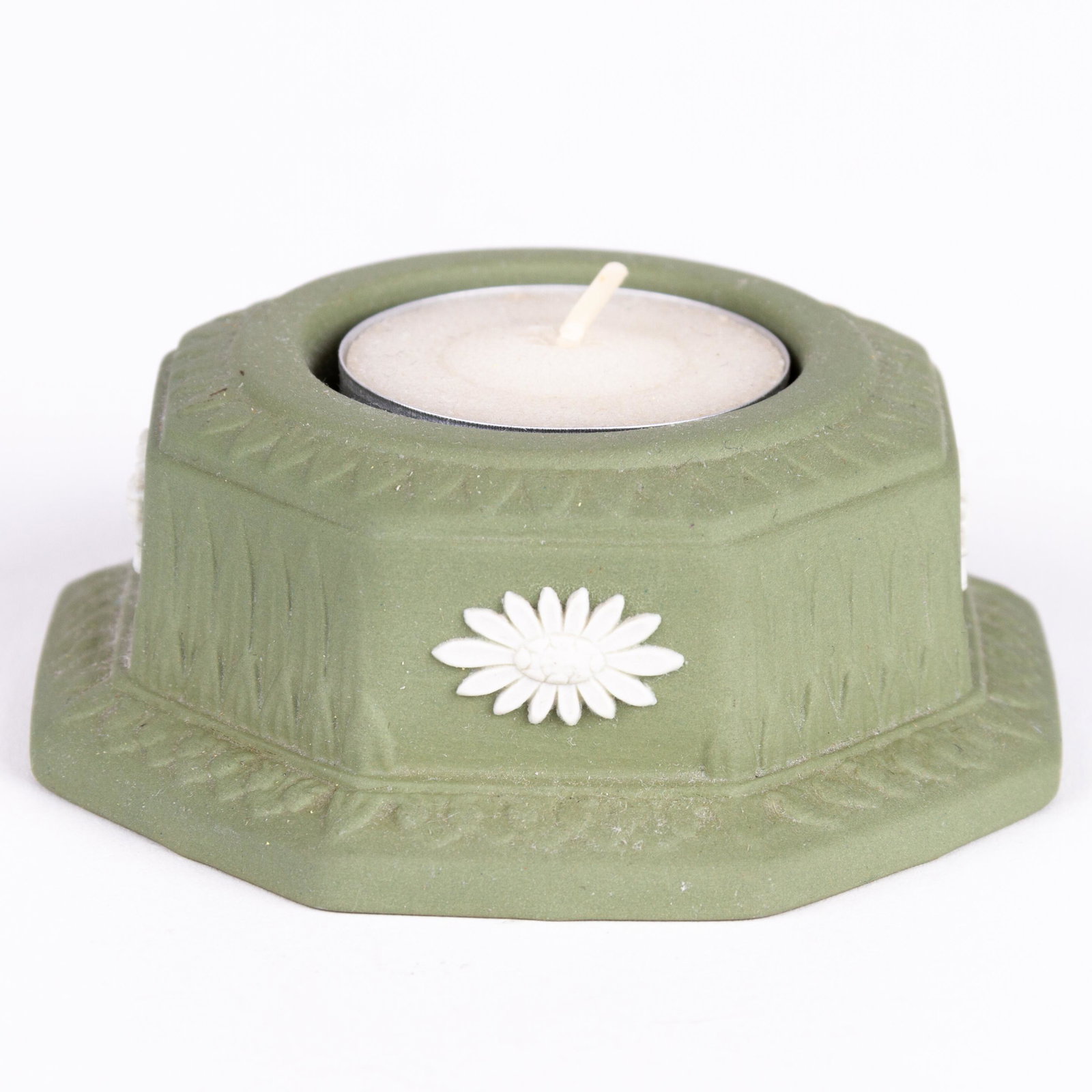 Wedgwood Jasperware Green Neoclassical Candle Holder: DIMENSIONS APPROX 9x9x3.5CM. Please carefully study all photographs to get an accurate idea of the object. In good condition, as seen. Shipping is in-house and we ship internationally to US and rest o