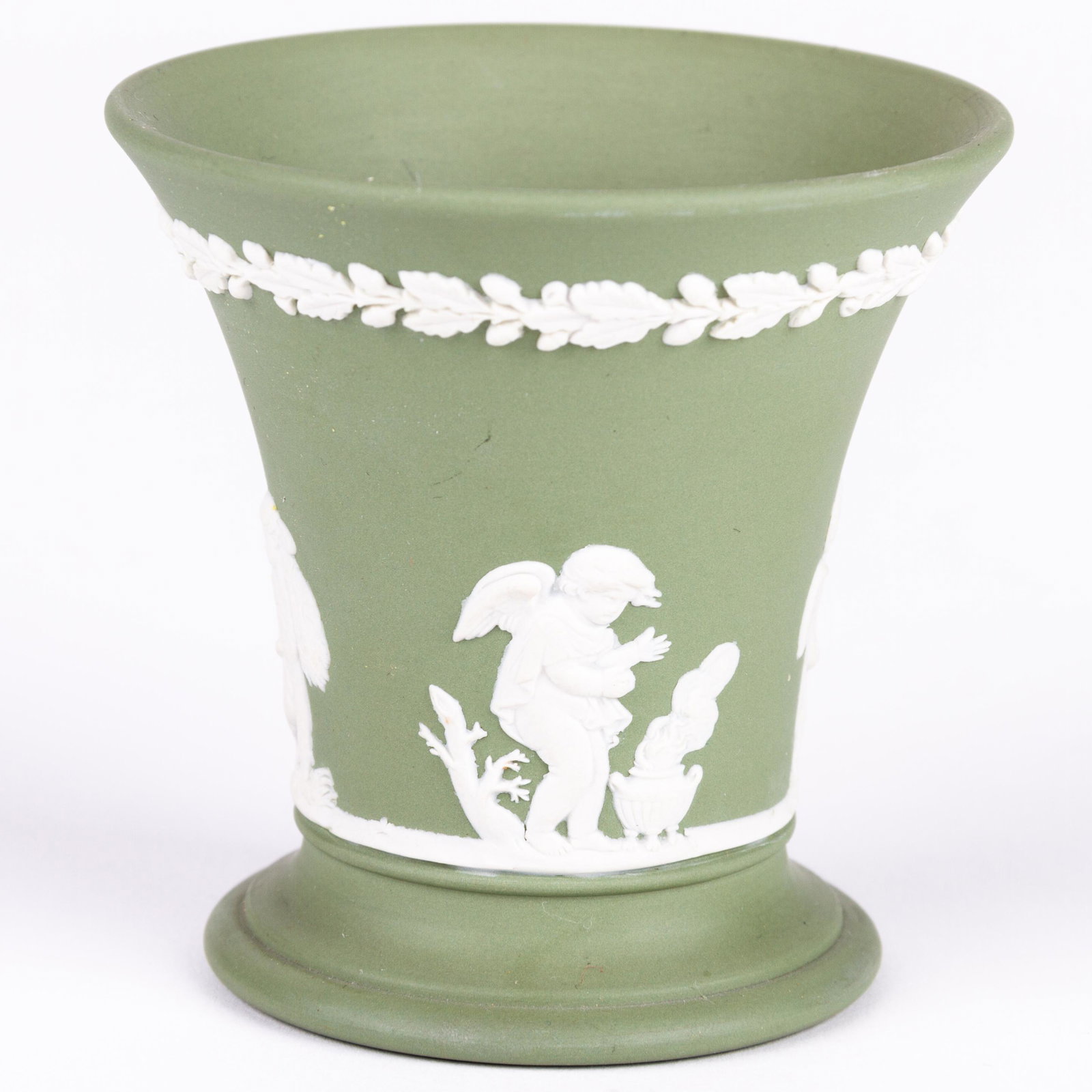 Wedgwood Jasperware Green Neoclassical Vase: DIMENSIONS APPROX 9x9x8.5CM. Please carefully study all photographs to get an accurate idea of the object. In good condition, as seen. Shipping is in-house and we ship internationally to US and rest o