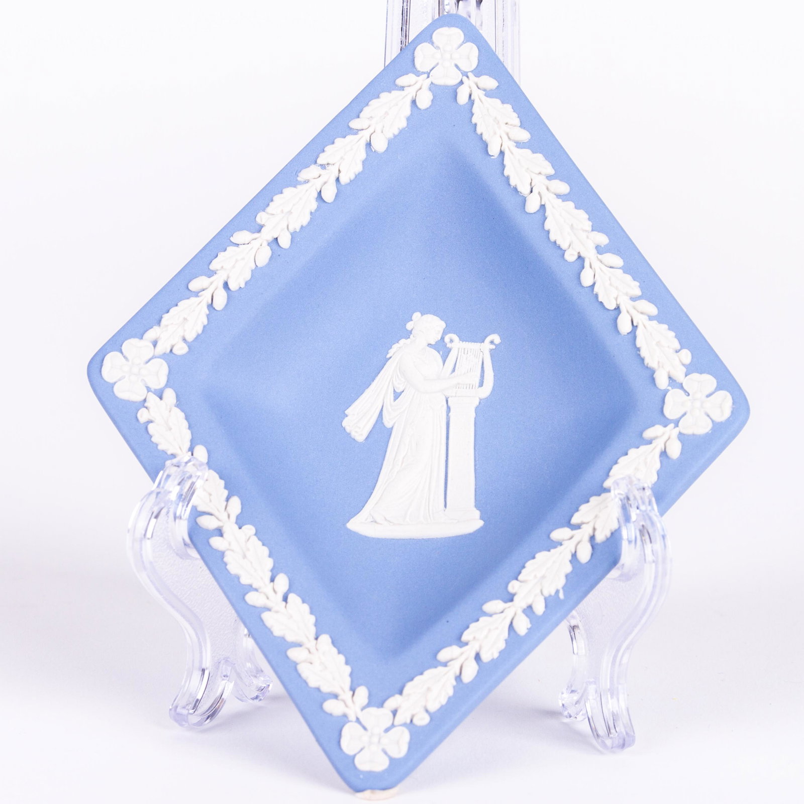 Wedgwood Blue Jasperware Neoclassical Dish: DIMENSIONS APPROX 2x4.5x11.5CM. Please carefully study all photographs to get an accurate idea of the object. In good condition, as seen. Shipping is in-house and we ship internationally to US and res