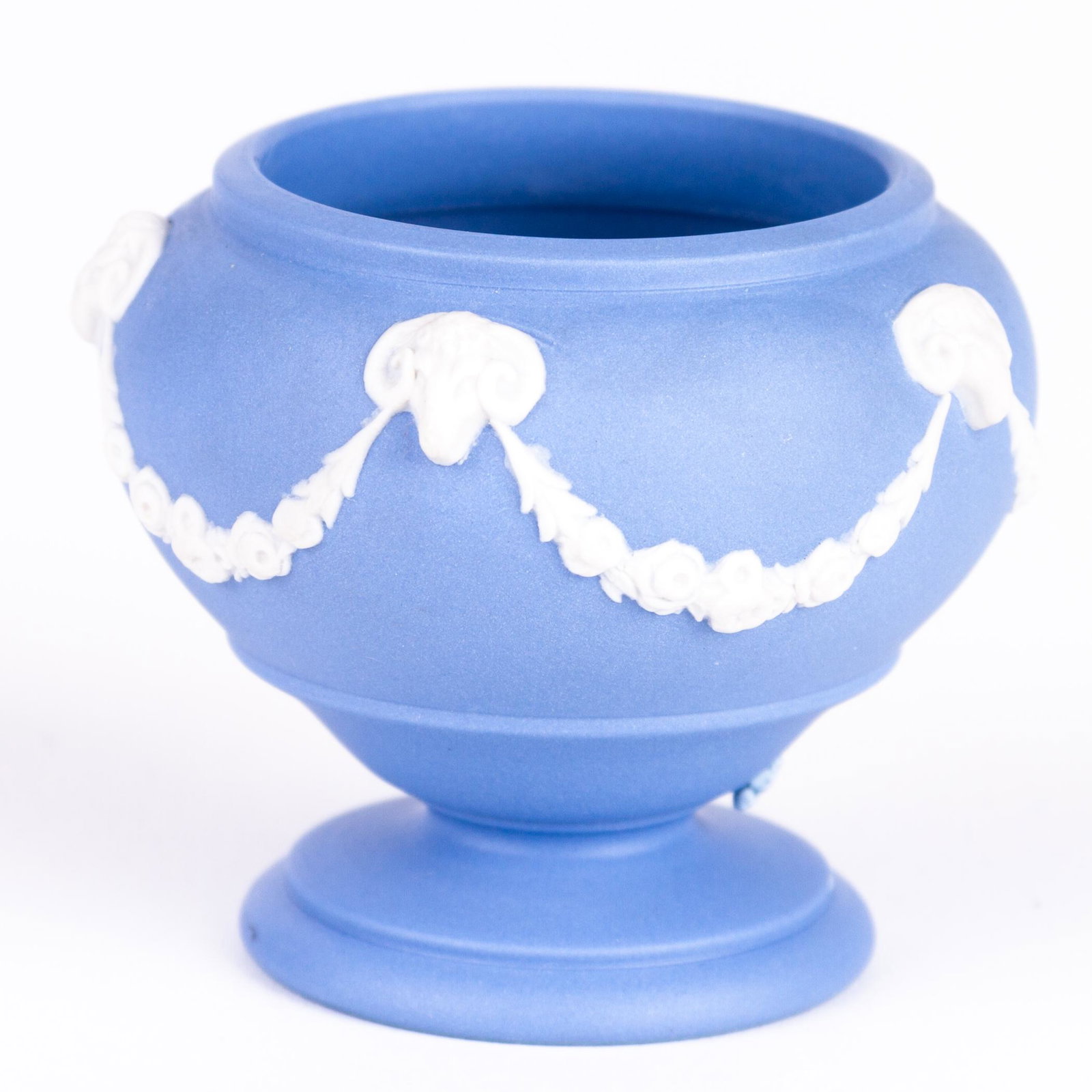 Wedgwood Blue Jasperware Neoclassical Salt Cellar: DIMENSIONS APPROX 5.5x6x6CM. Please carefully study all photographs to get an accurate idea of the object. In good condition, as seen. Shipping is in-house and we ship internationally to US and rest o