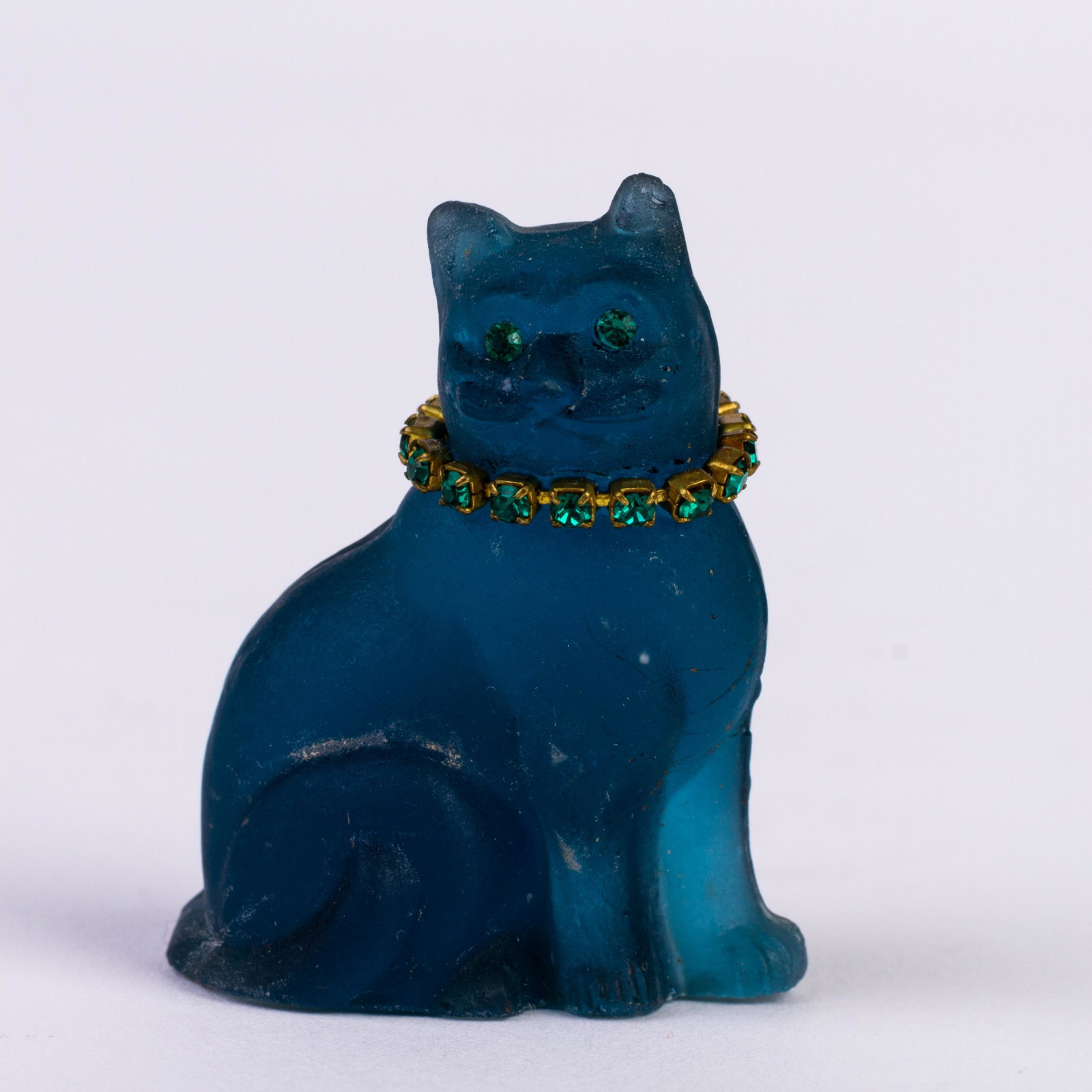 Czech Glass Cat Charm: DIMENSIONS APPROX 4x3x2CM. Please carefully study all photographs to get an accurate idea of the object. In good condition, as seen. Shipping is in-house and we ship internationally to US and rest of 