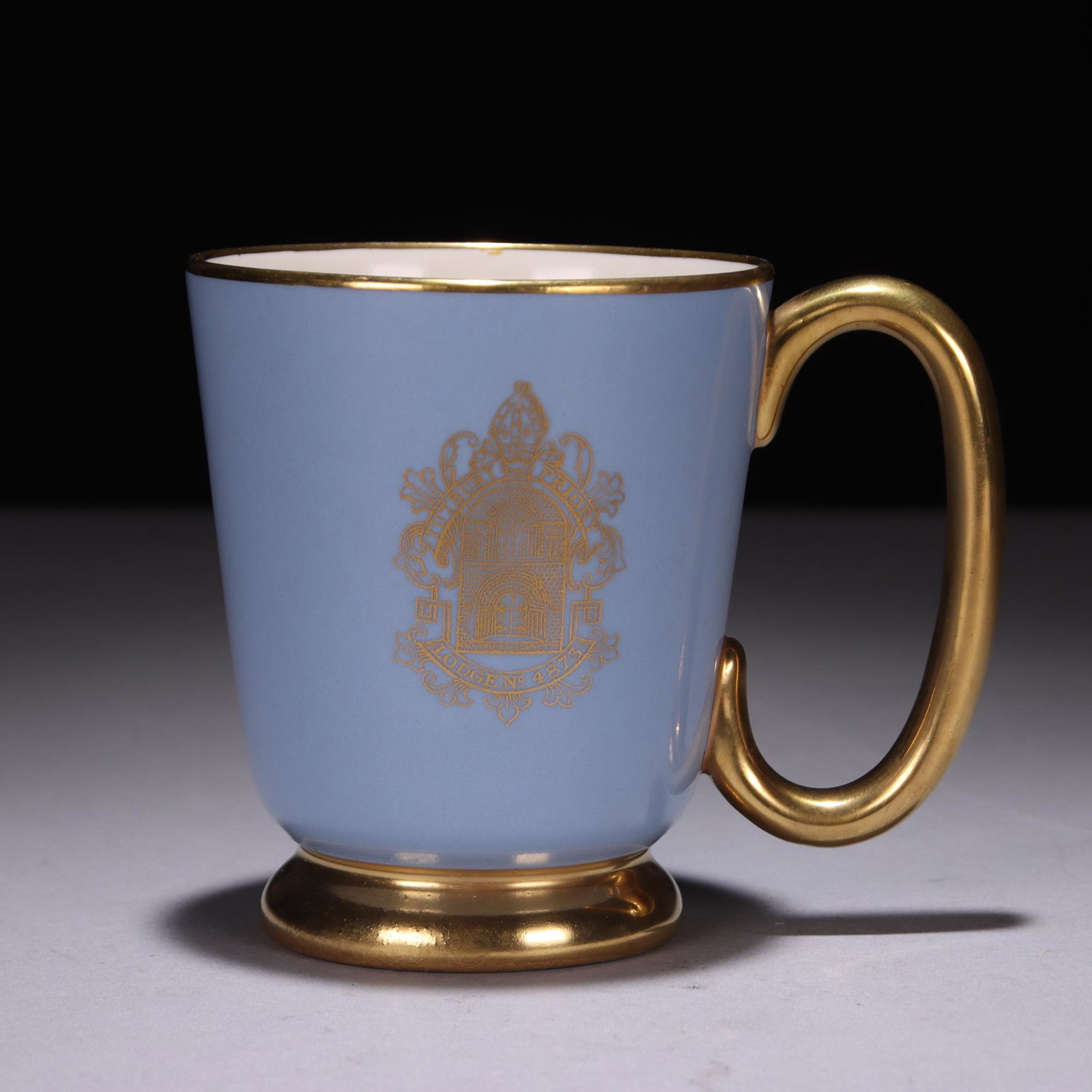 24 KT Gold Fine Masonic Lodge Porcelain Cup: MEASURING APPROX 11 X 9.6CM. Please study all photographs carefully to get an accurate representation of the item. Please message us for information on dimensions/condition report. We offer in-house s