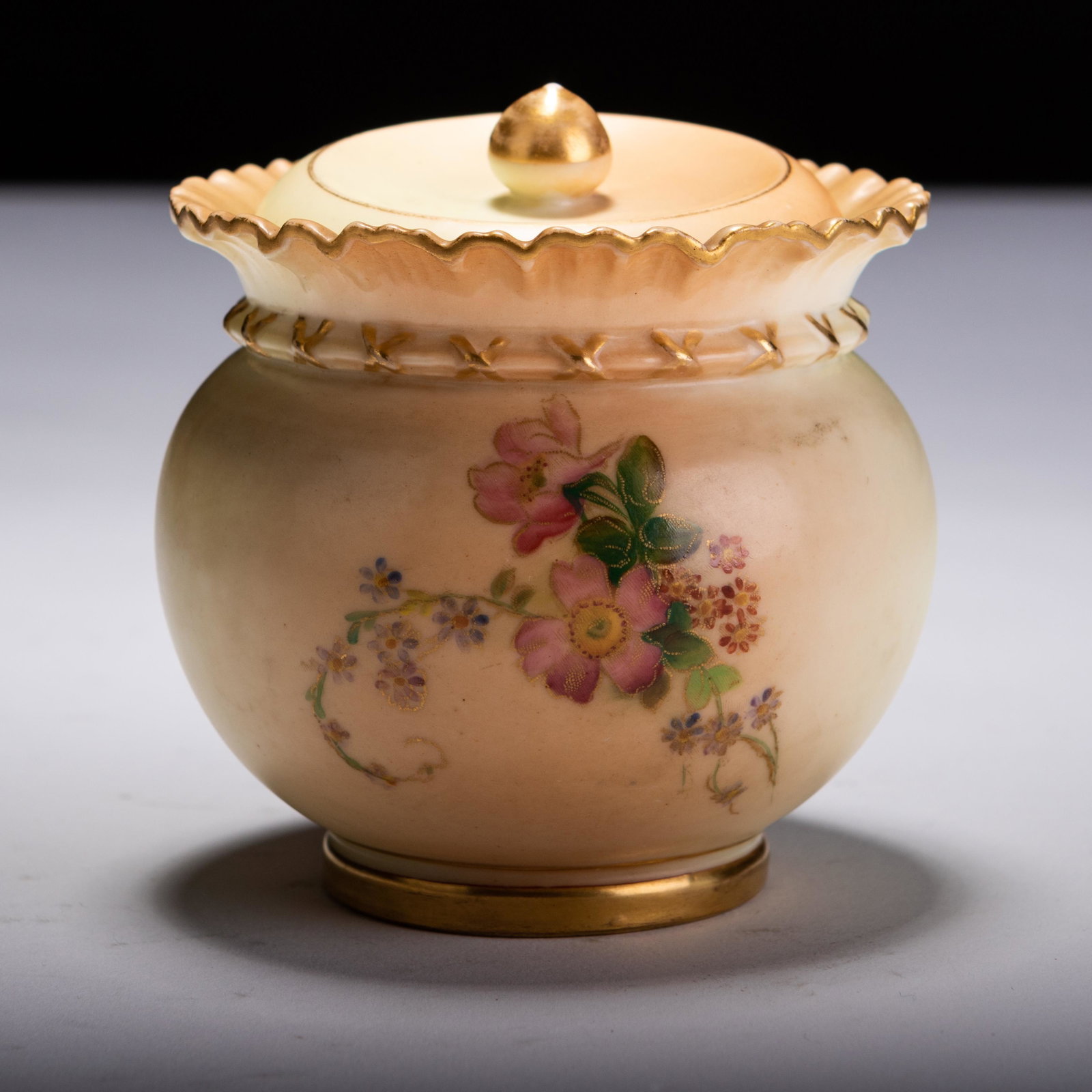 Royal Worcester Art Nouveau Blush Porcelain Pot Pourri: MEASURING APPROX 10.5CM TALL X 10CM. Please follow us on Instagram to stay updated with our current and future auctions: @albinus_auctions. Study all photographs carefully to get an accurate represent