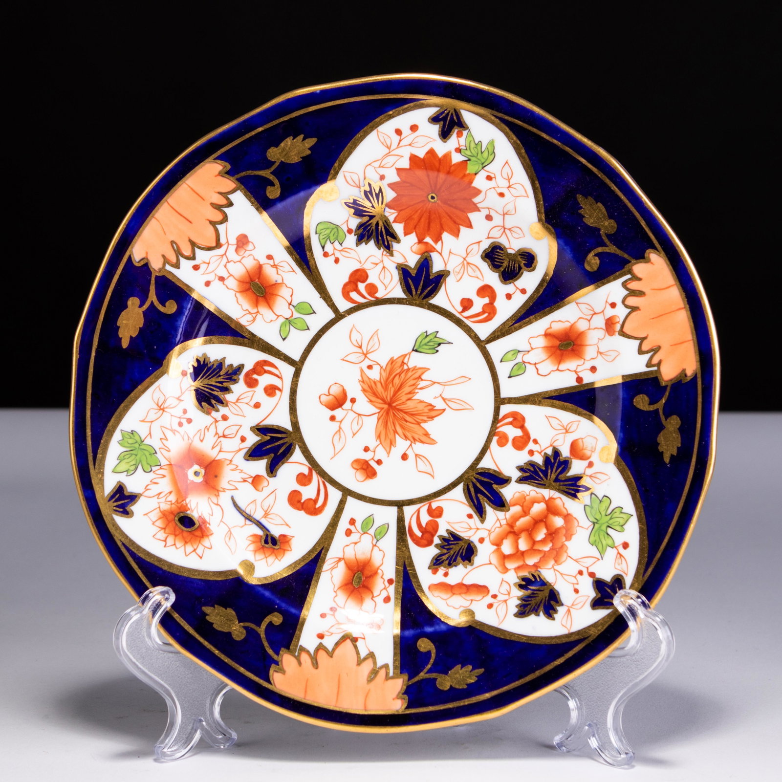 Royal Crown Derby Edwardian Porcelain Imari Plate: MEASURING APPROX 17.5CM. Please follow us on Instagram to stay updated with our current and future auctions: @albinus_auctions. Study all photographs carefully to get an accurate representation of the