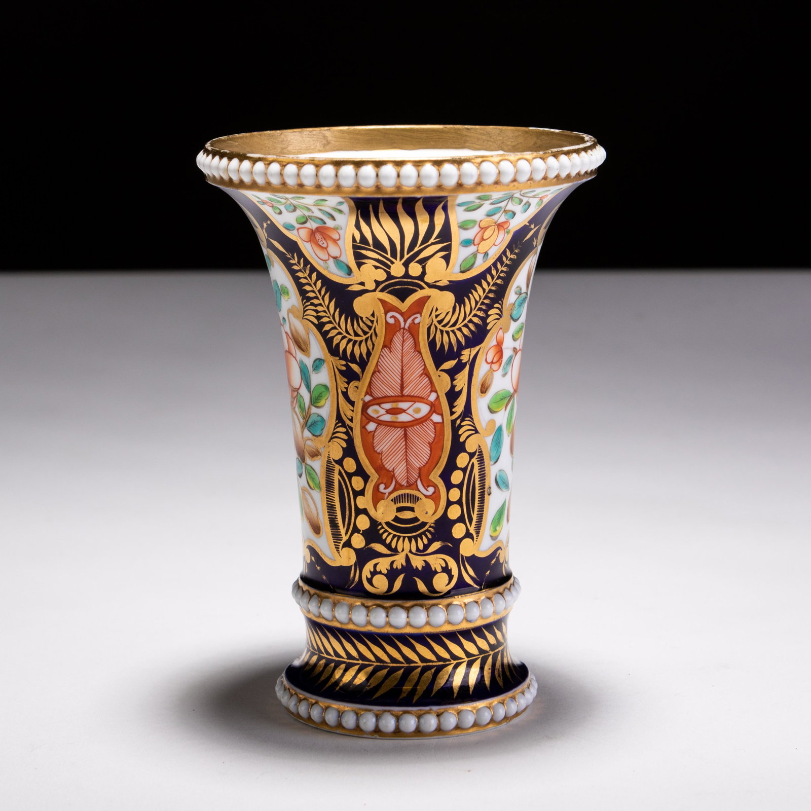 Georgian Spode Early 19th C Pot Pourri Porcelain Vase: Please follow us on Instagram to stay updated with our current and future auctions: @albinus_auctions. Study all photographs carefully to get an accurate representation of the item, which is in good c