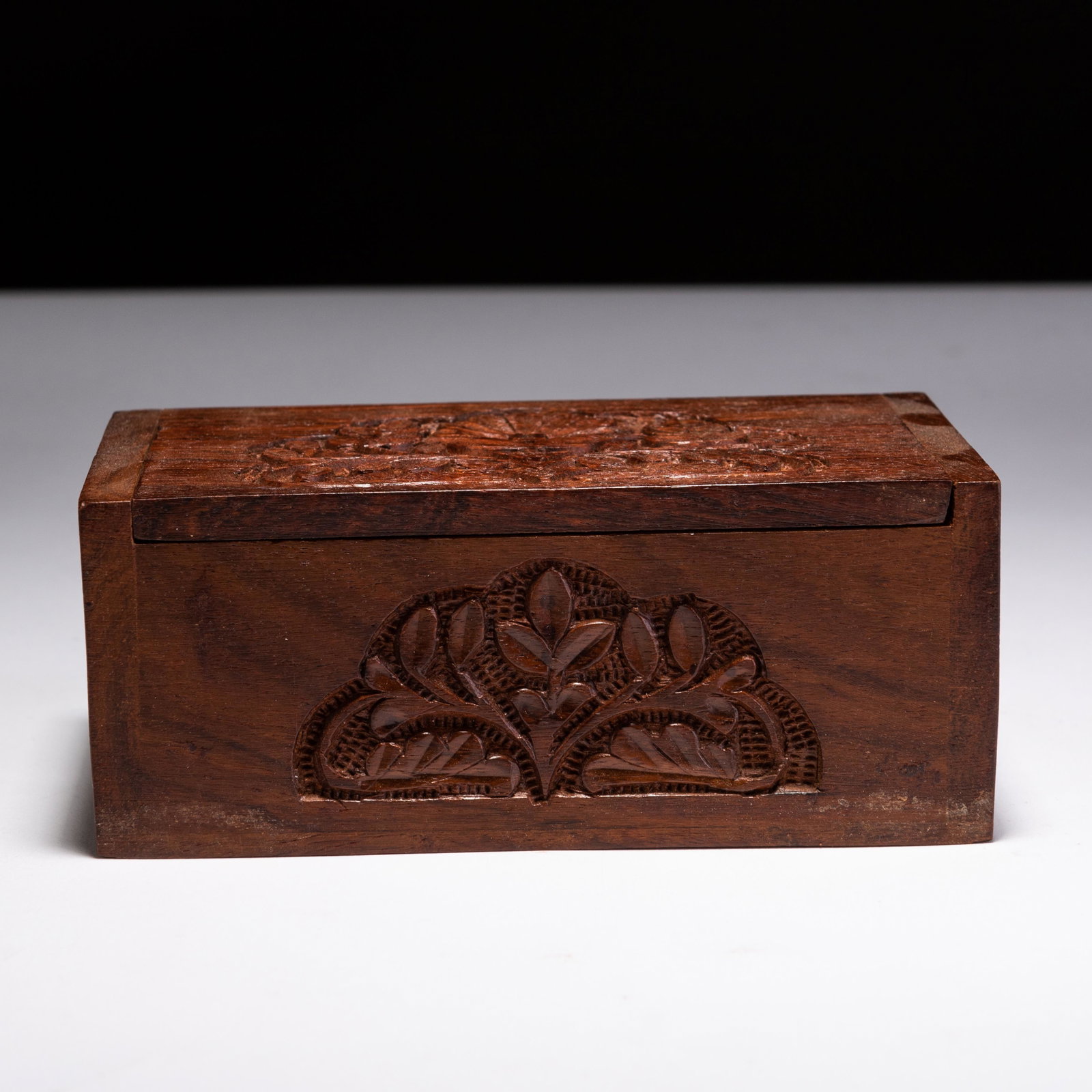 Carved Wood Cigarette Box: MEASURING APPROX 14 X 8.5 X 5.5CM. Please follow us on Instagram to stay updated with our current and future auctions: @albinus_auctions. Study all photographs carefully to get an accurate representat