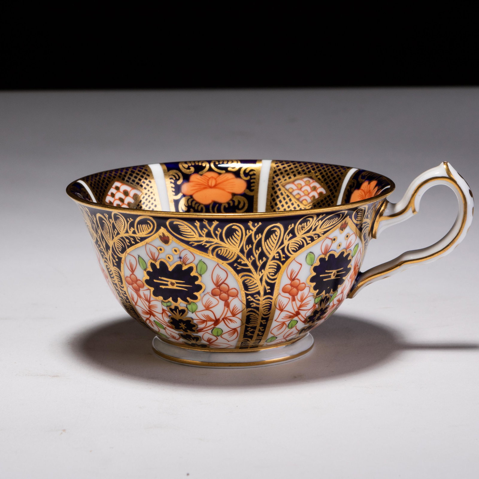 Royal Crown Derby Imari Edwardian Porcelain Teacup: MEASURING APPROX 12 X 6CM TALL. Please follow us on Instagram to stay updated with our current and future auctions: @albinus_auctions. Study all photographs carefully to get an accurate representation