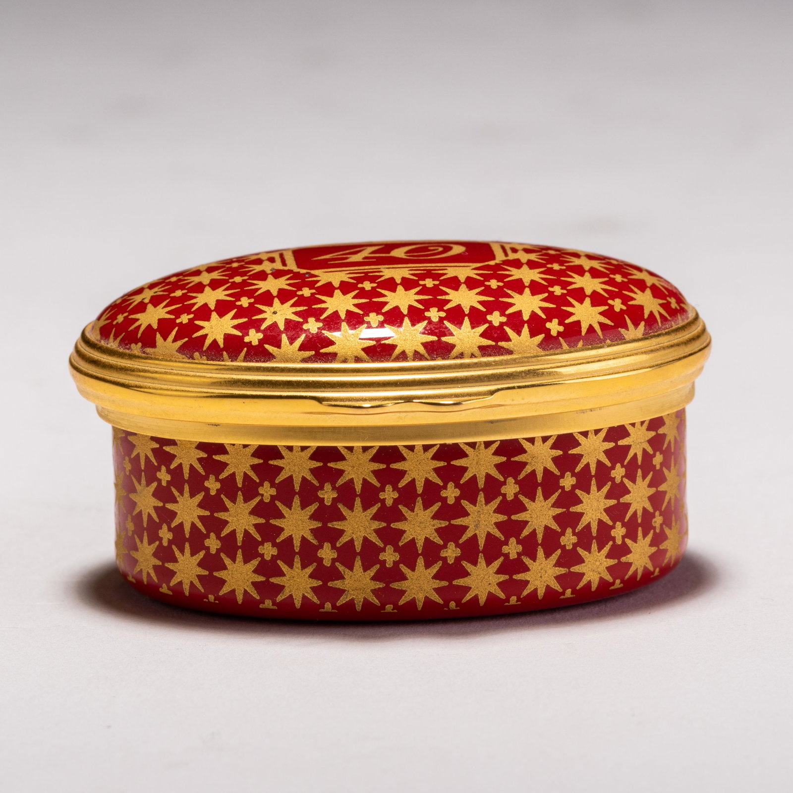 Fine Enamel Porcelain Pillbox by Halcyon Days: MEASURING APPROX 5.5 X 4.5 X 2.6CM. Please follow us on Instagram to stay updated with our current and future auctions: @albinus_auctions. Study all photographs carefully to get an accurate representa