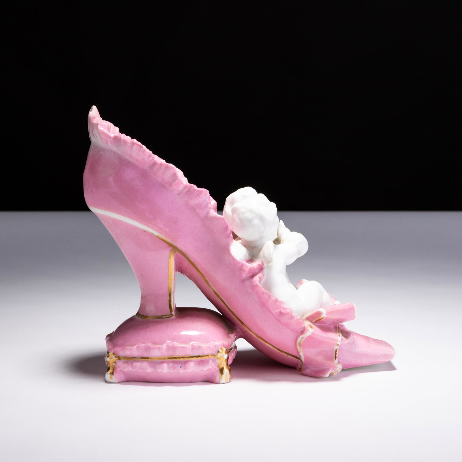 Meissen Fine Porcelain Cherubs Shoe 19th Century: MEASURING APPROX 21 X 9 X 15CM HIGH. Please follow us on Instagram to stay updated with our current and future auctions: @albinus_auctions. Study all photographs carefully to get an accurate represent