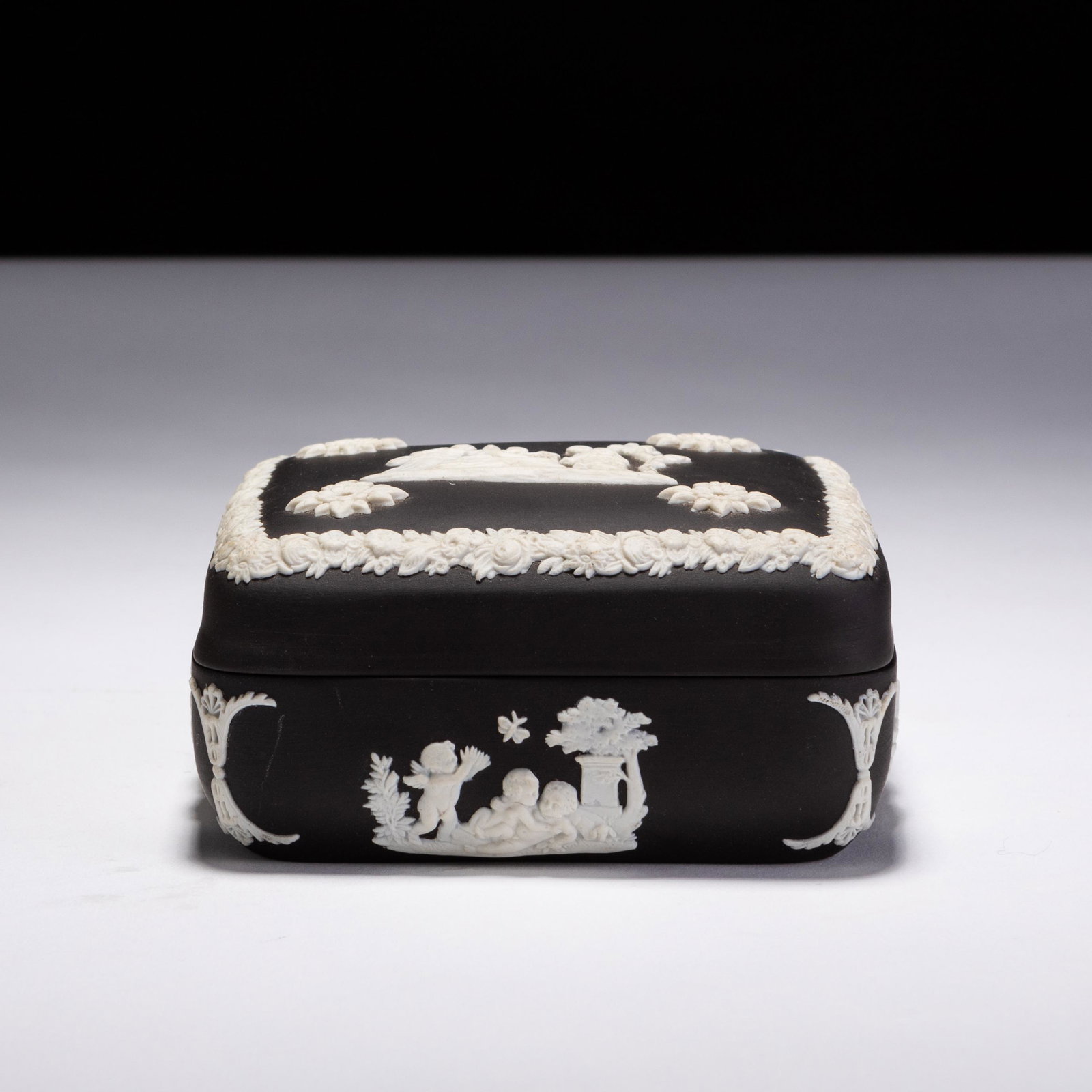 Wedgwood Black Basalt Neoclassical Trinket Box: MEASURING APPROX 9.5 X 4.5CM HIGH. Please follow us on Instagram to stay updated with our current and future auctions: @albinus_auctions. Study all photographs carefully to get an accurate representat