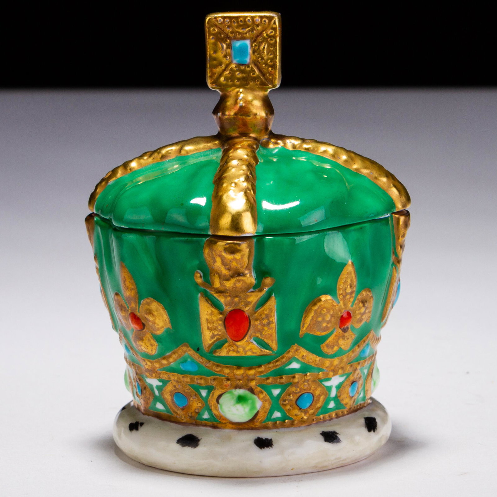 Royal Crown Staffordshire Porcelain Trinket Box: MEASURING APPROX 10CM HIGH X 6CM. Please follow us on Instagram to stay updated with our current and future auctions: @albinus_auctions. Study all photographs carefully to get an accurate representati