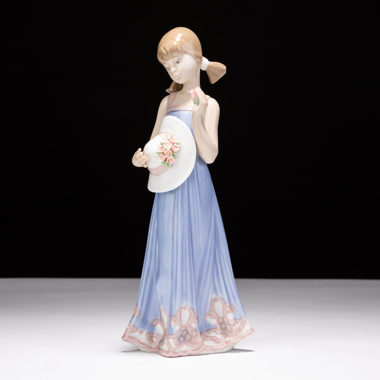 Lladro Fine Porcelain Statue: MEASURES APPROX 21 X 8.5CM. Please follow us on Instagram to stay updated with our current and future auctions: @albinus_auctions. Study all photographs carefully to get an accurate representation of 