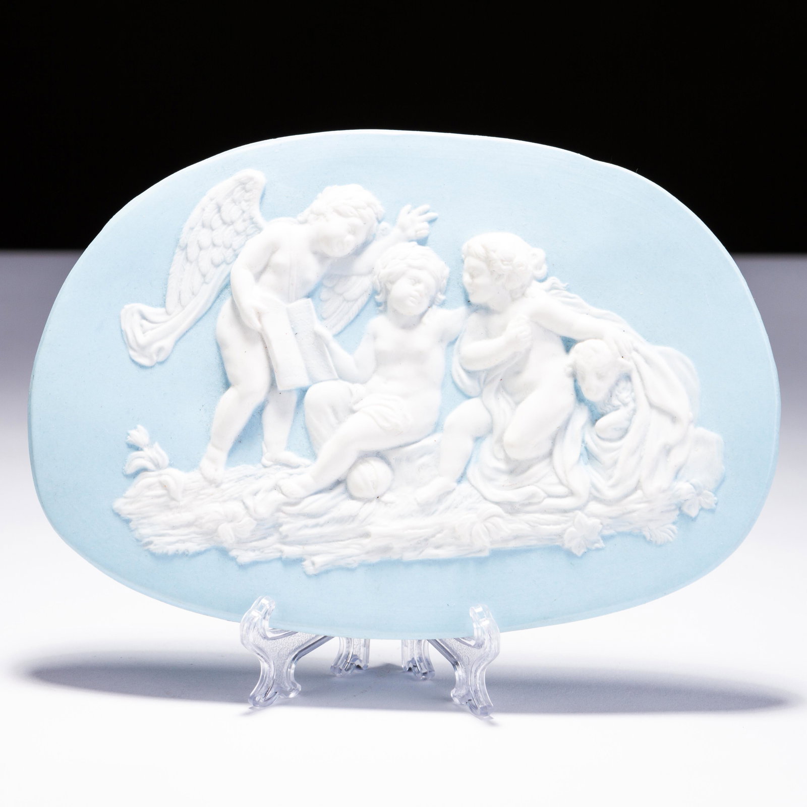 Wedgwood Jasperware Bas Relief Putti Plaque: MEASURES APPROX 16.5 X 11.5CM. Please follow us on Instagram to stay updated with our current and future auctions: @albinus_auctions. Study all photographs carefully to get an accurate representation
