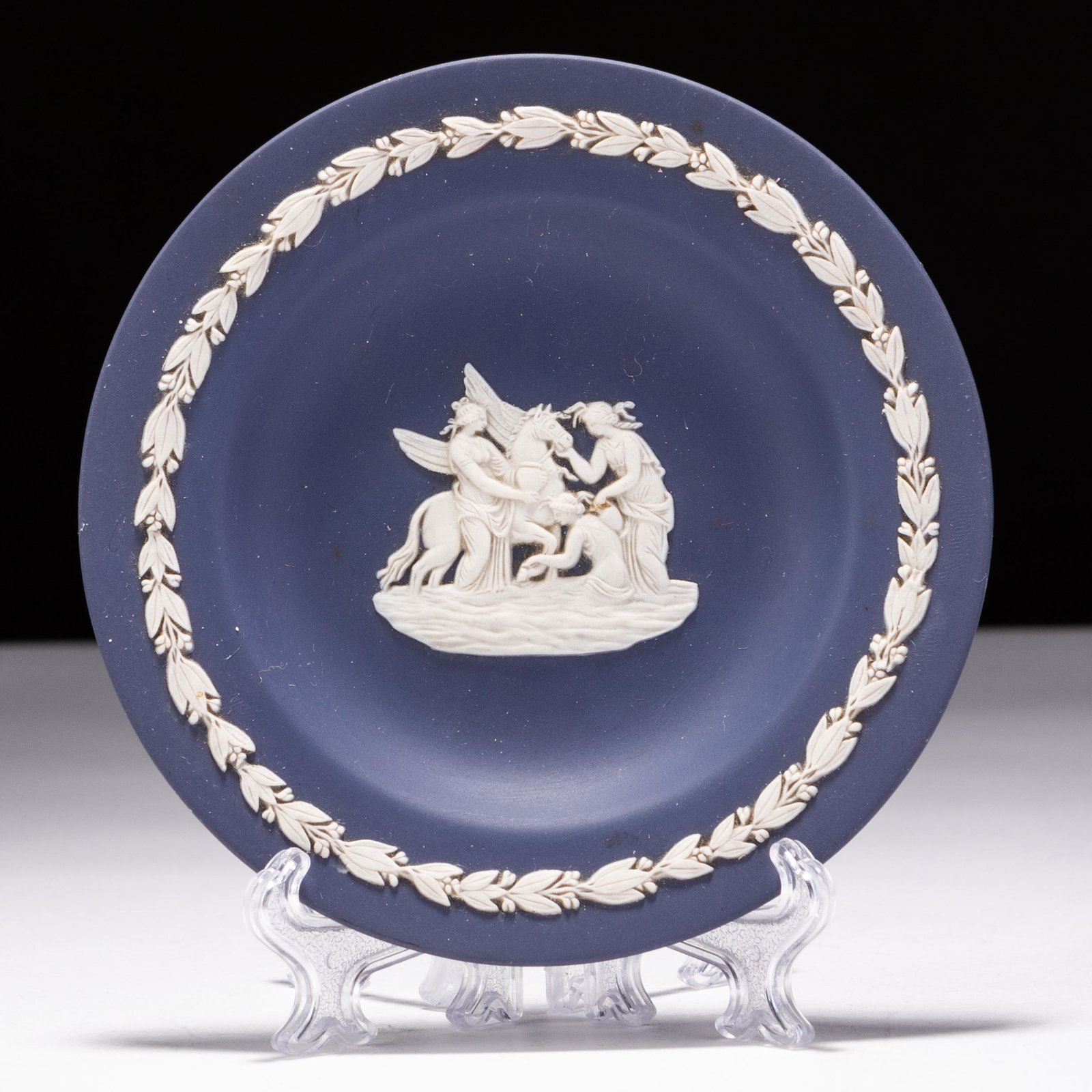 Wedgwood Dark Blue Jasperware Neoclassical Dish: MEASURES APPROX 11CM. Please follow us on Instagram to stay updated with our current and future auctions: @albinus_auctions. Study all photographs carefully to get an accurate representation of the it