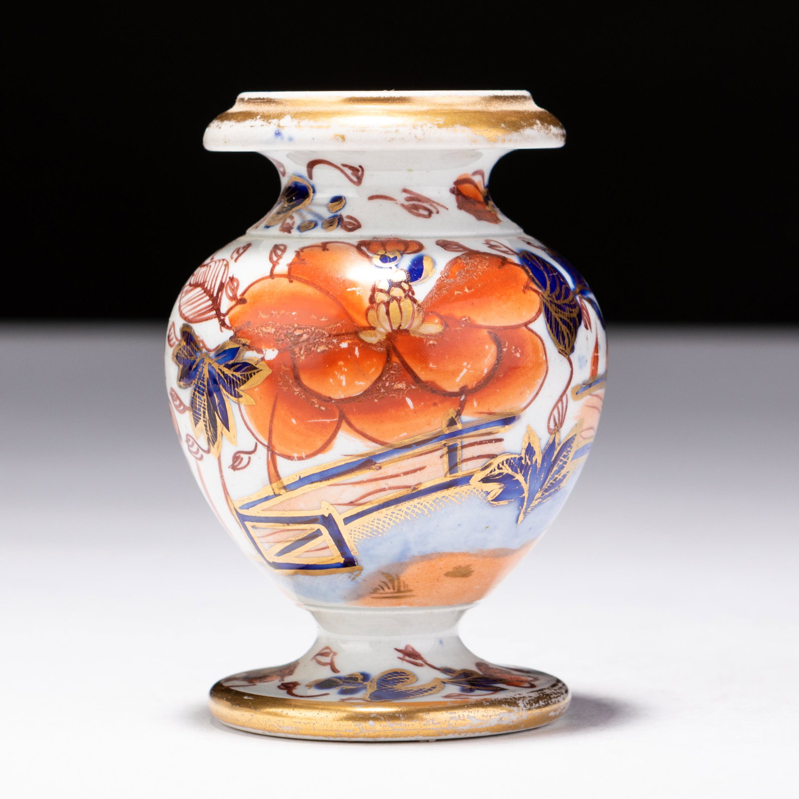 Georgian Spode Imari Porcelain Vase ca. 1820: MEASURES APPROX 8 X 5CM. Please follow us on Instagram to stay updated with our current and future auctions: @albinus_auctions. Study all photographs carefully to get an accurate representation of the