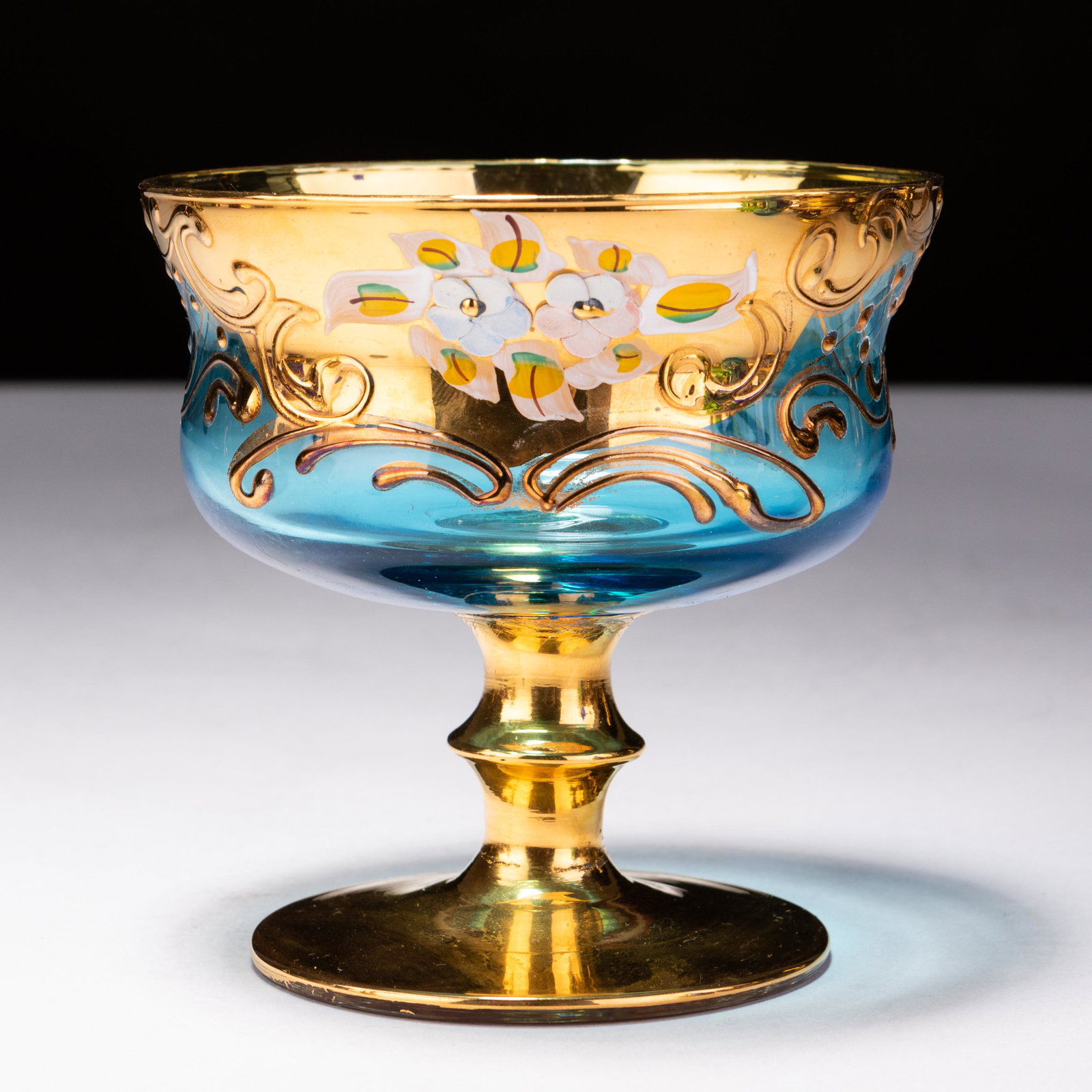 Murano Venetian 24 KT Gold Enamel Glass Goblet: MEASURES APPROX 11 X 11CM. Please follow us on Instagram to stay updated with our current and future auctions: @albinus_auctions. Study all photographs carefully to get an accurate representation of t
